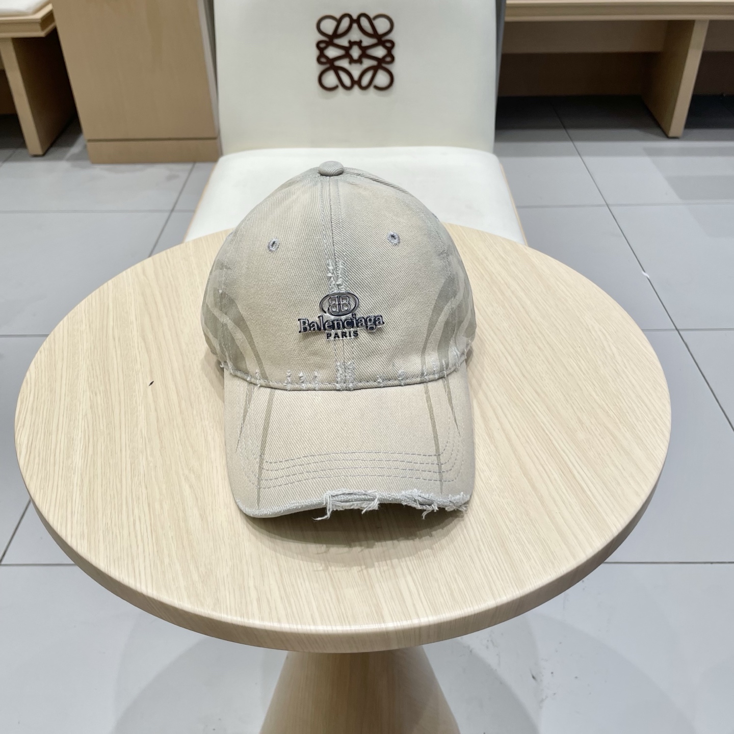  BALENCIAGA巴黎世家新款刺绣logo棒球帽，很酷的色系，男女佩戴都有不同style，第一批抢先