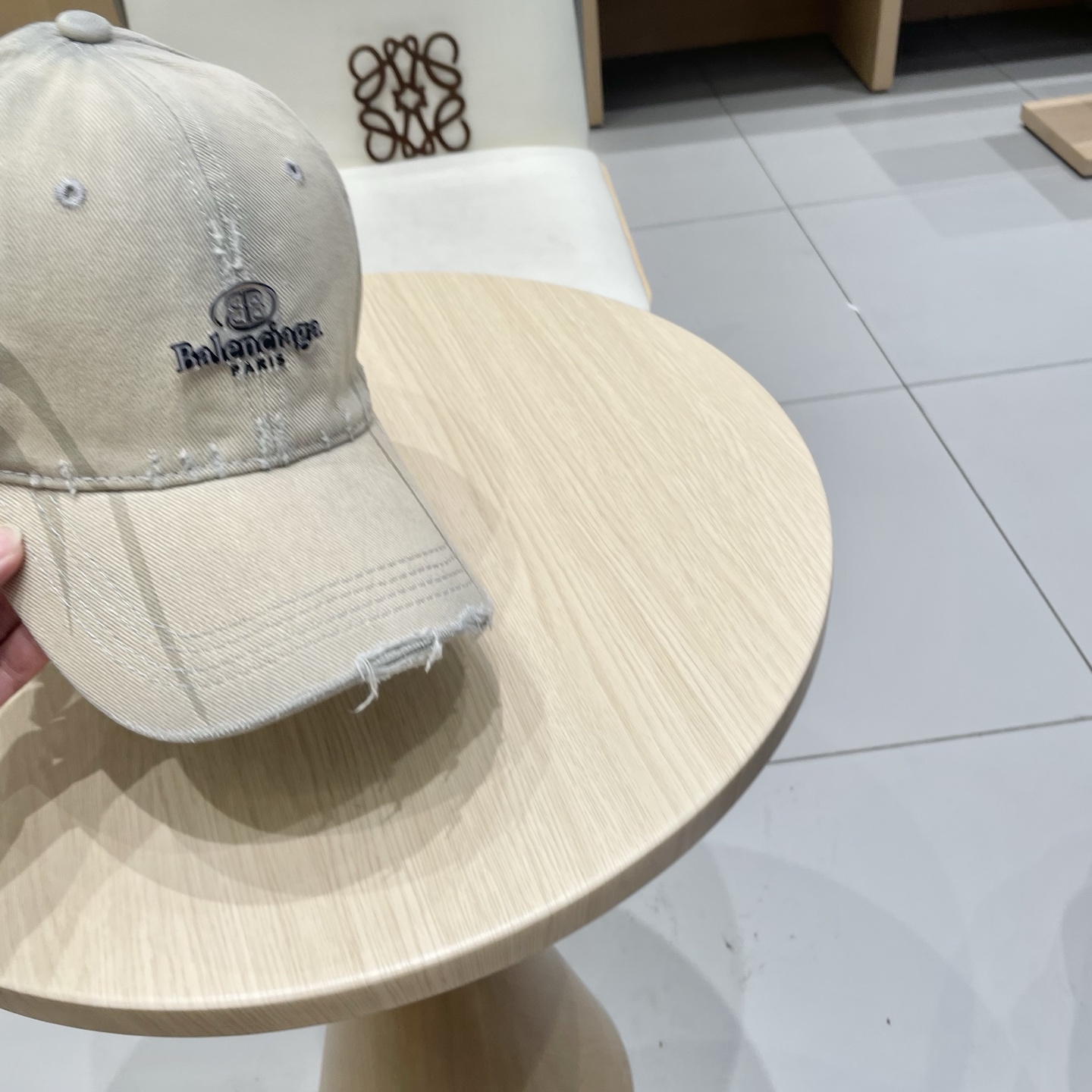  BALENCIAGA巴黎世家新款刺绣logo棒球帽，很酷的色系，男女佩戴都有不同style，第一批抢先