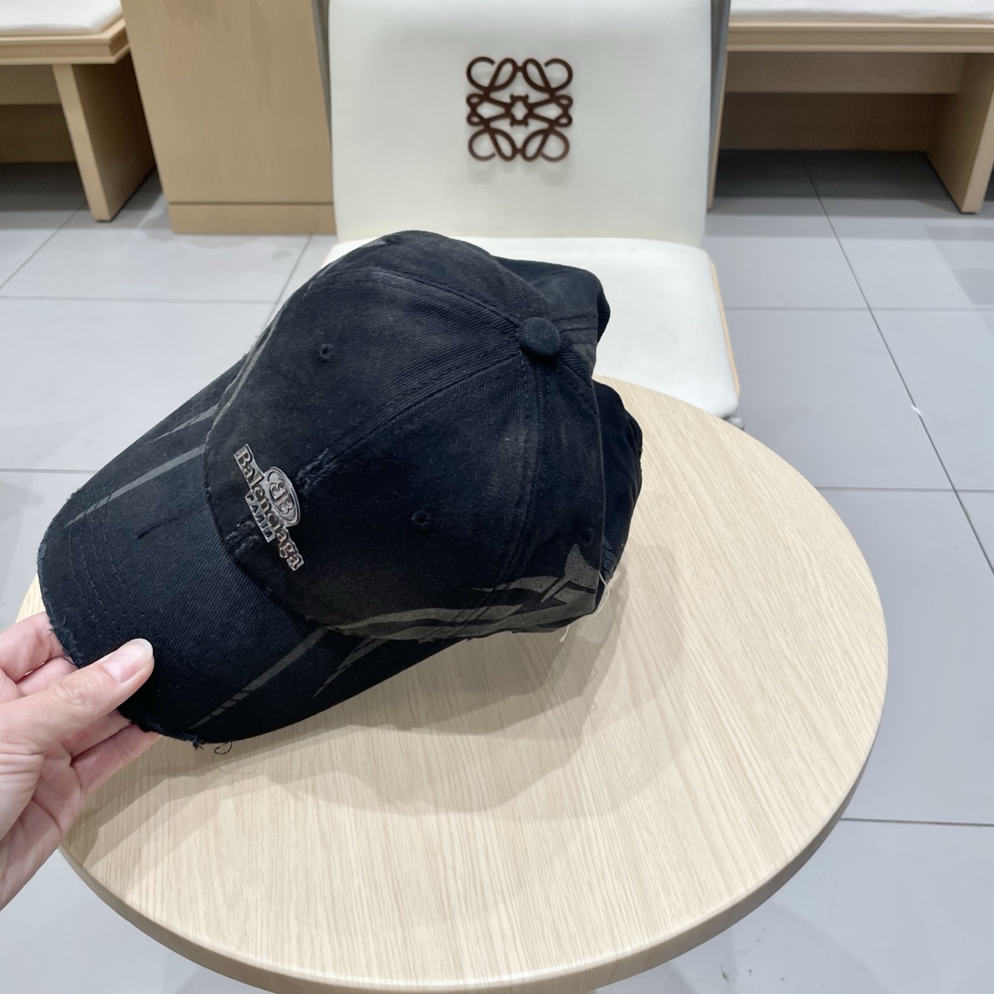  BALENCIAGA巴黎世家新款刺绣logo棒球帽，很酷的色系，男女佩戴都有不同style，第一批抢先