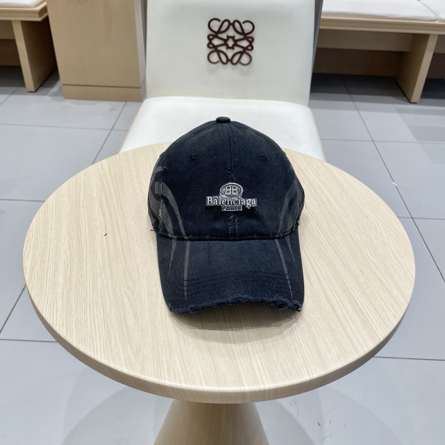  BALENCIAGA巴黎世家新款刺绣logo棒球帽，很酷的色系，男女佩戴都有不同style，第一批抢先