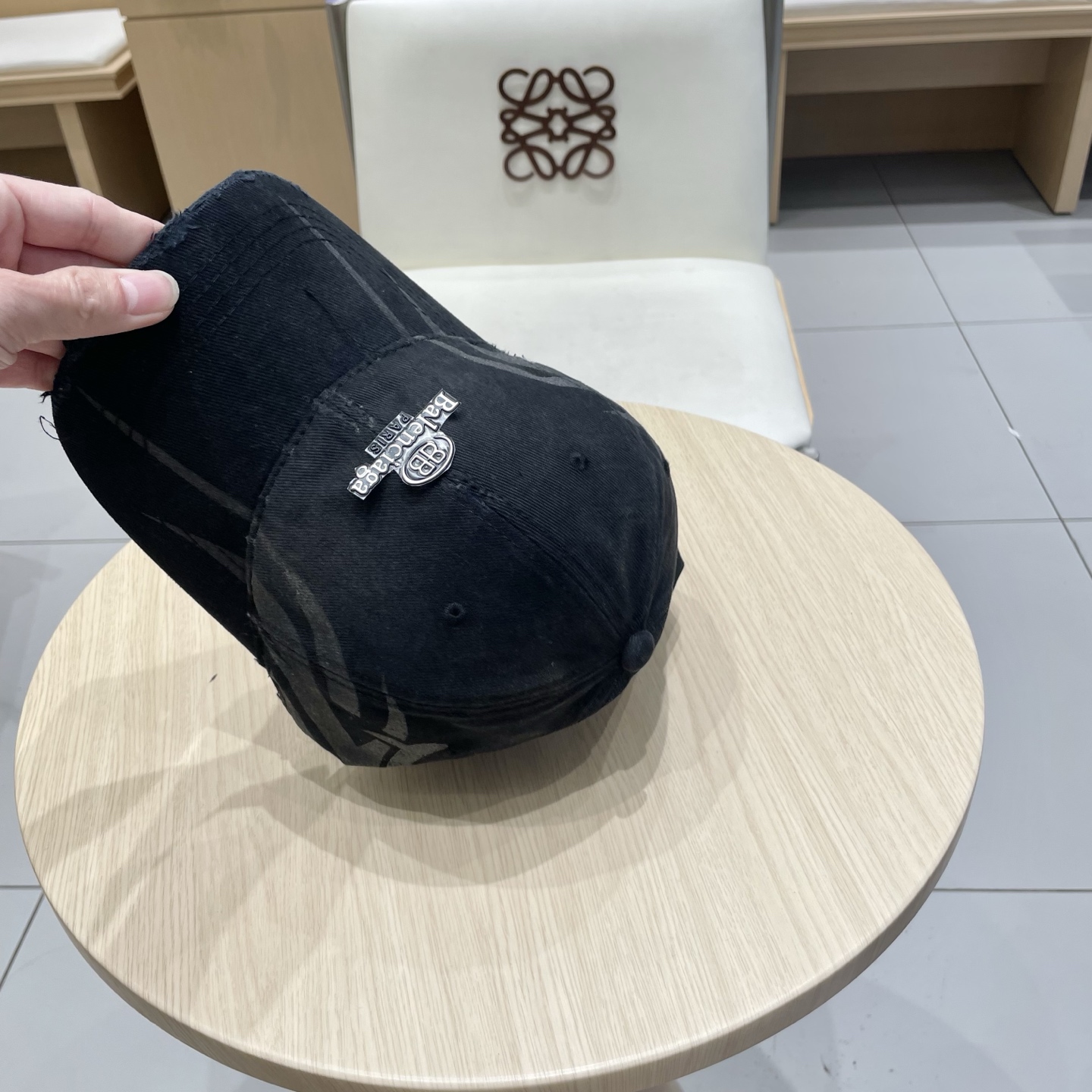  BALENCIAGA巴黎世家新款刺绣logo棒球帽，很酷的色系，男女佩戴都有不同style，第一批抢先