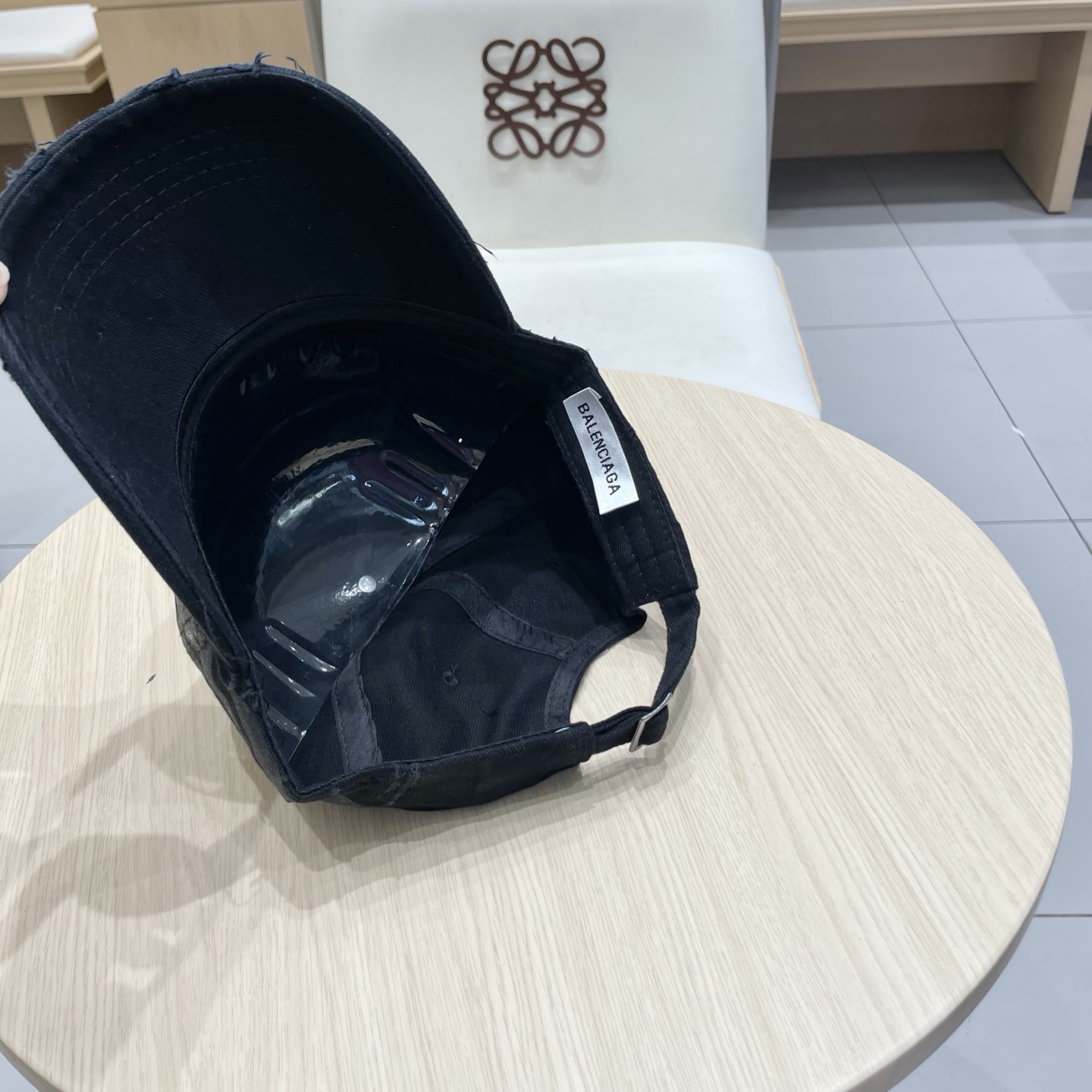  BALENCIAGA巴黎世家新款刺绣logo棒球帽，很酷的色系，男女佩戴都有不同style，第一批抢先