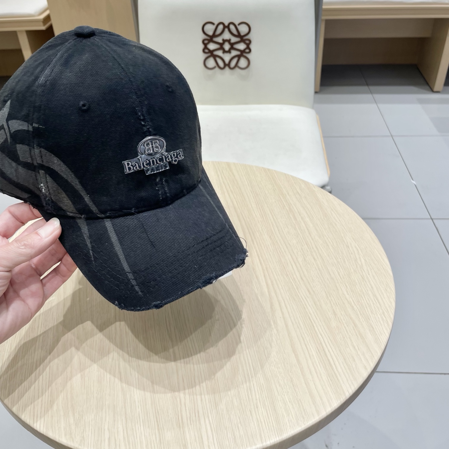  BALENCIAGA巴黎世家新款刺绣logo棒球帽，很酷的色系，男女佩戴都有不同style，第一批抢先