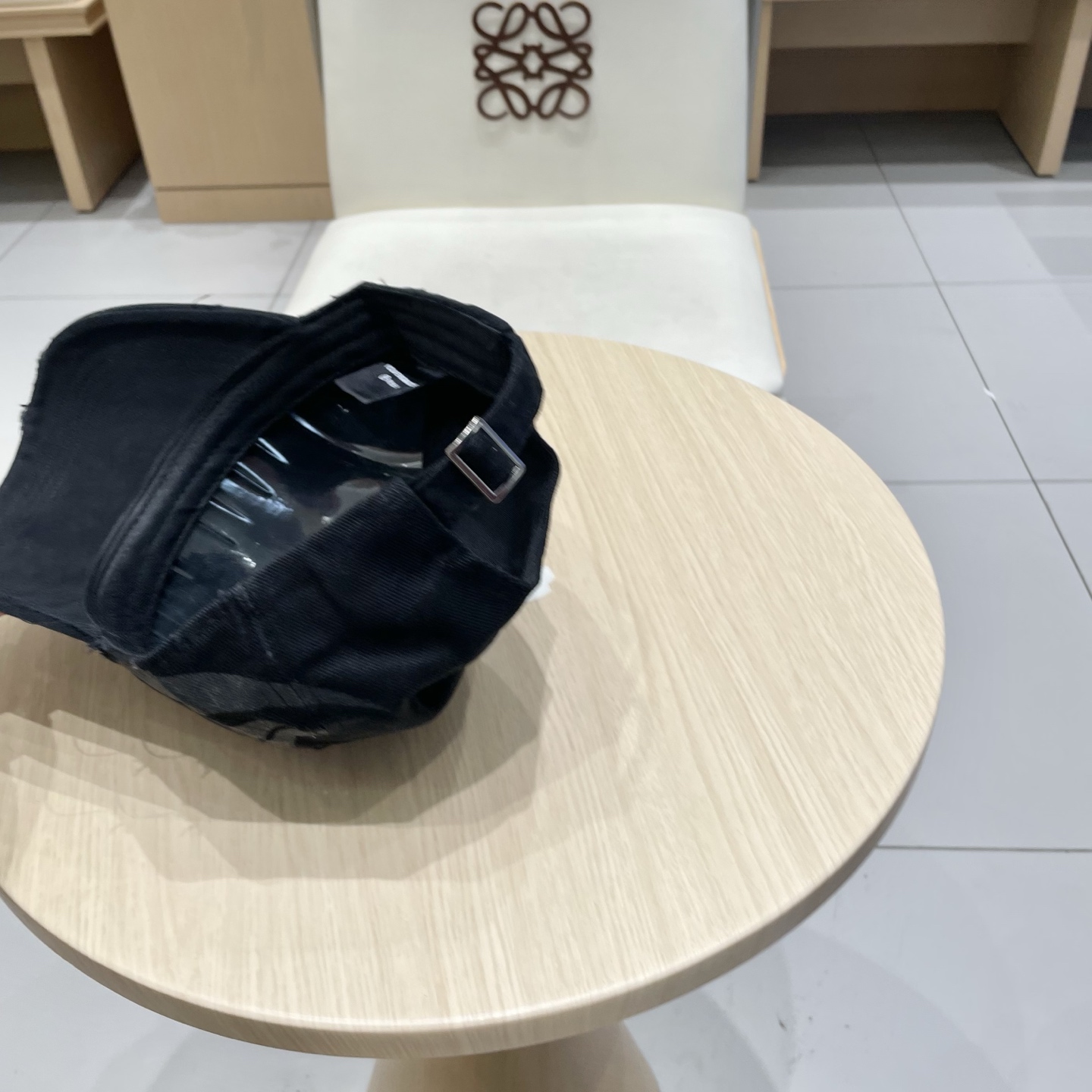  BALENCIAGA巴黎世家新款刺绣logo棒球帽，很酷的色系，男女佩戴都有不同style，第一批抢先