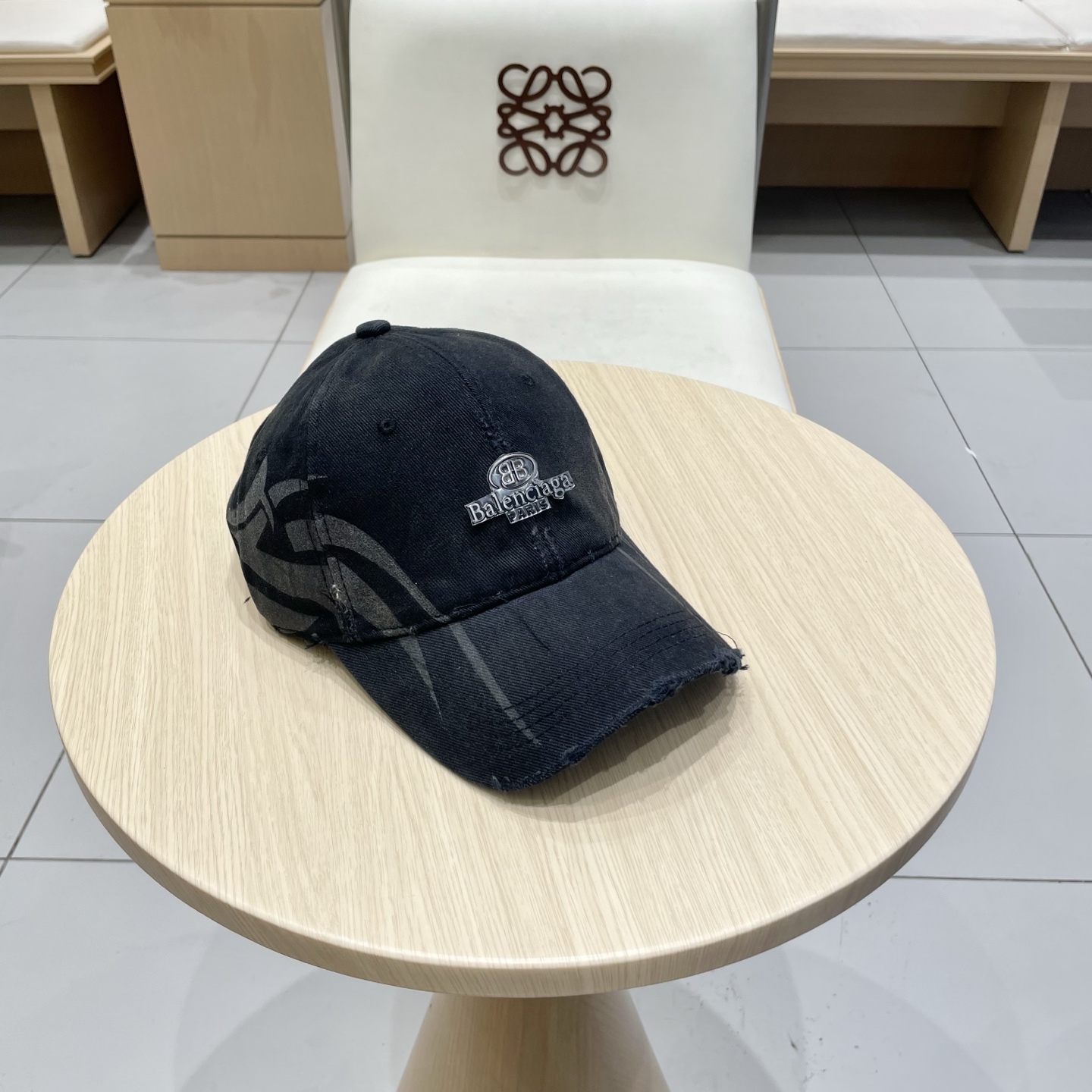  BALENCIAGA巴黎世家新款刺绣logo棒球帽，很酷的色系，男女佩戴都有不同style，第一批抢先