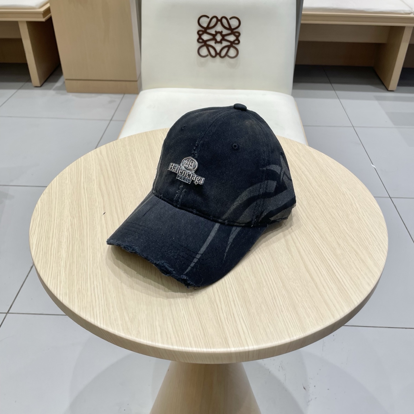  BALENCIAGA巴黎世家新款刺绣logo棒球帽，很酷的色系，男女佩戴都有不同style，第一批抢先