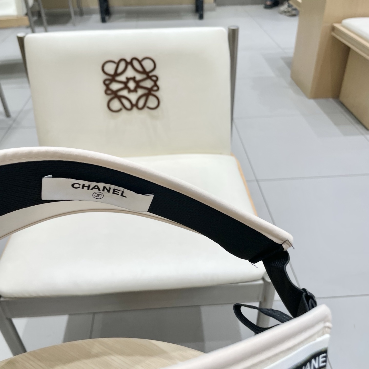 香奈儿新款空顶帽
甜美风
💙帽子整体因为是空顶的所以夏天不会有闷头的感觉并且不挑发型 脸型！防晒效果不亚