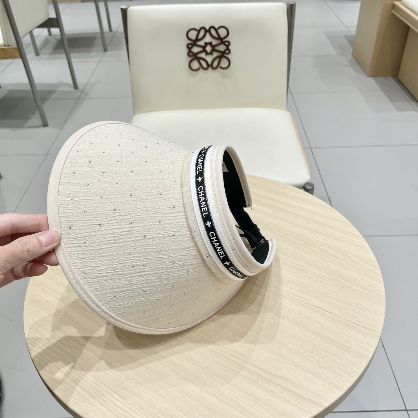 香奈儿新款空顶帽
甜美风
💙帽子整体因为是空顶的所以夏天不会有闷头的感觉并且不挑发型 脸型！防晒效果不亚