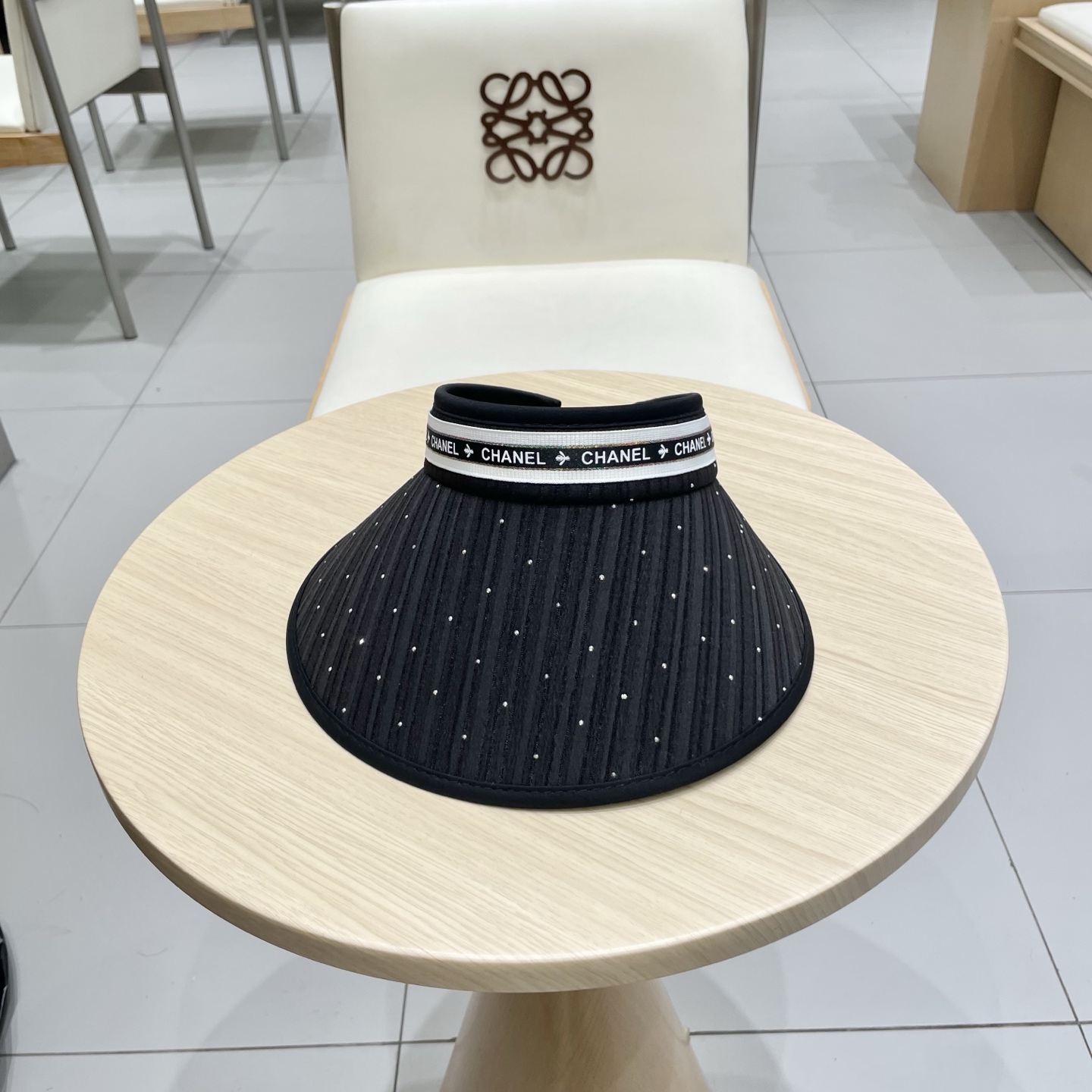 香奈儿新款空顶帽
甜美风
💙帽子整体因为是空顶的所以夏天不会有闷头的感觉并且不挑发型 脸型！防晒效果不亚