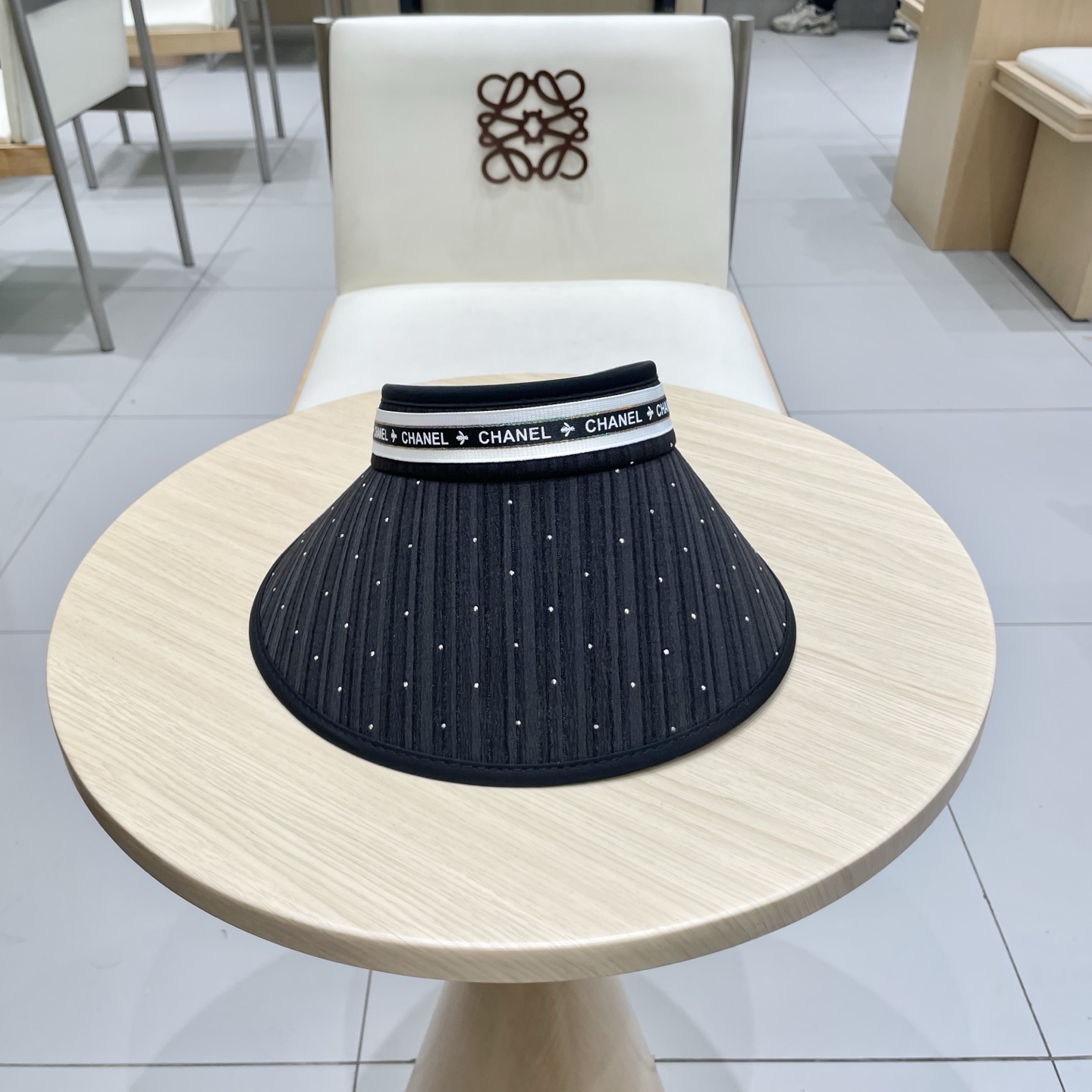 香奈儿新款空顶帽
甜美风
💙帽子整体因为是空顶的所以夏天不会有闷头的感觉并且不挑发型 脸型！防晒效果不亚