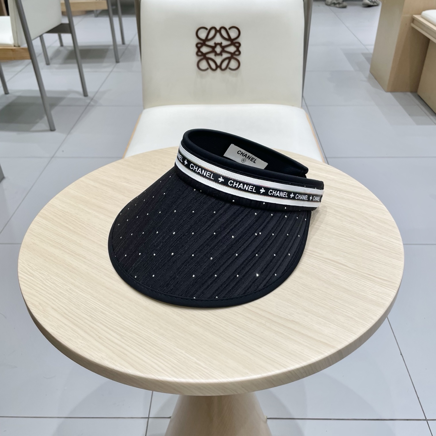 香奈儿新款空顶帽
甜美风
💙帽子整体因为是空顶的所以夏天不会有闷头的感觉并且不挑发型 脸型！防晒效果不亚