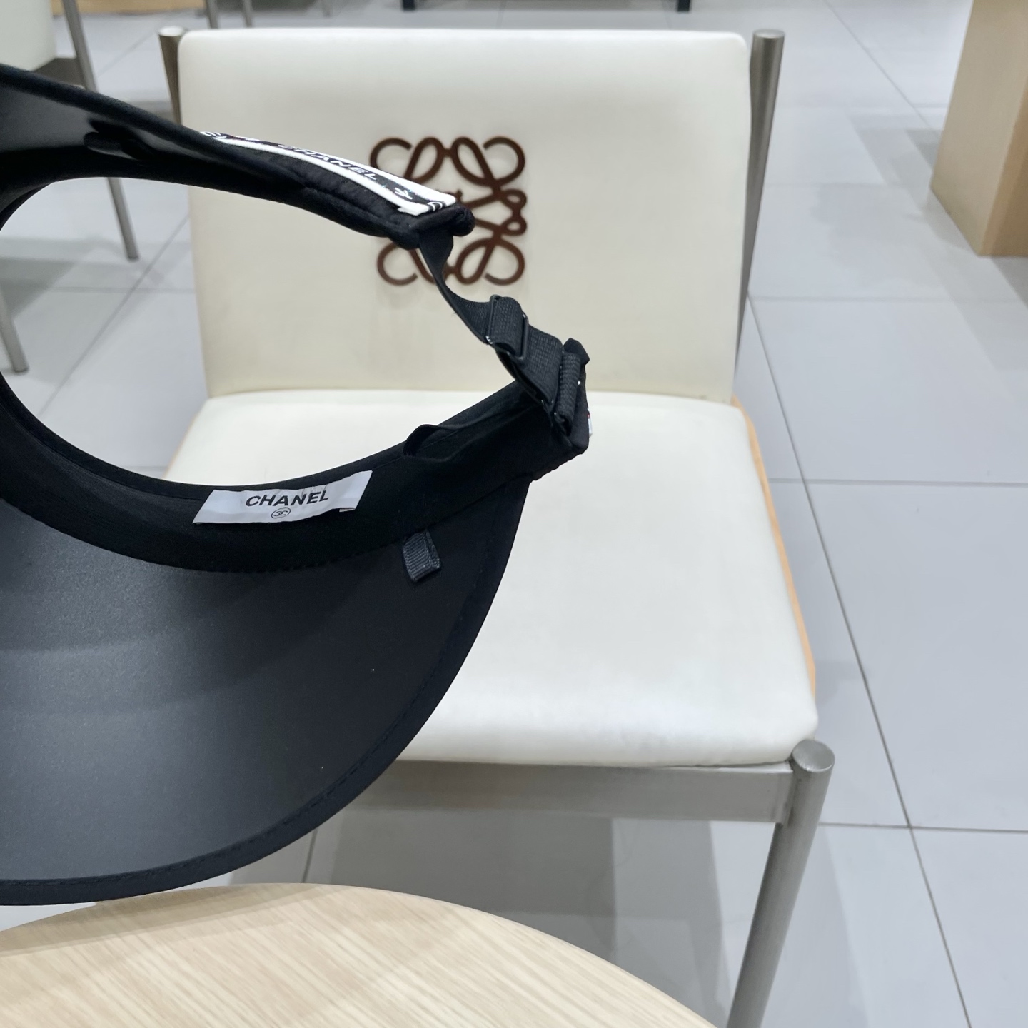 香奈儿新款空顶帽
甜美风
💙帽子整体因为是空顶的所以夏天不会有闷头的感觉并且不挑发型 脸型！防晒效果不亚