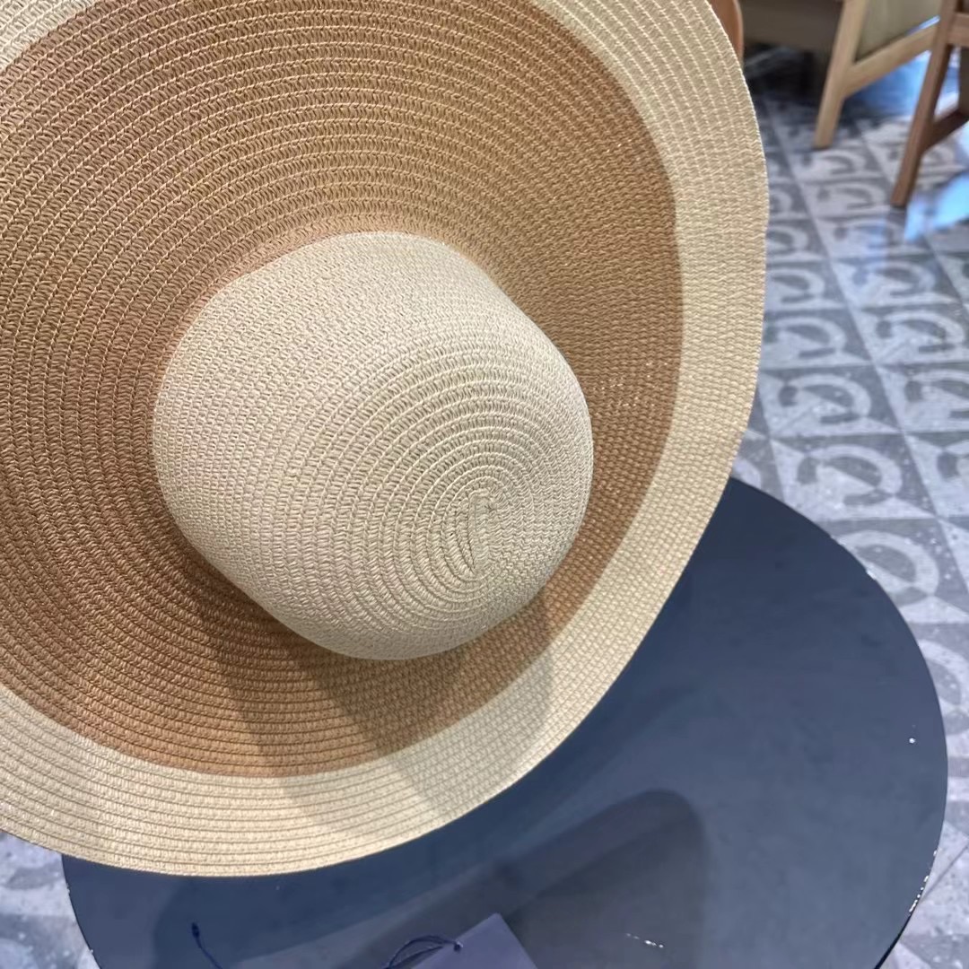  LV 路易威登2025新款草编遮阳大帽檐草帽🤩沙滩风格，简约大方，百搭单品～外出首选，新款帽型超美腻，