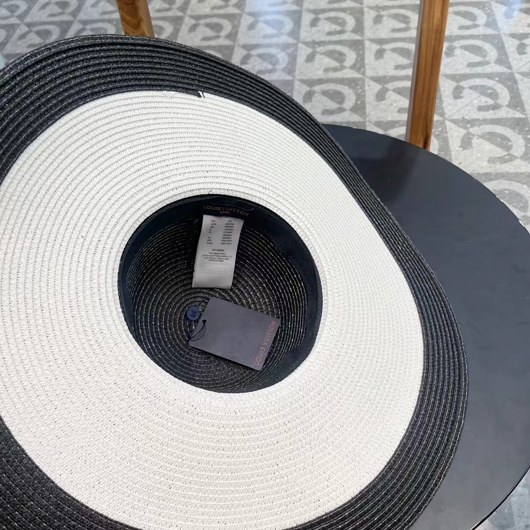  LV 路易威登2025新款草编遮阳大帽檐草帽🤩沙滩风格，简约大方，百搭单品～外出首选，新款帽型超美腻，