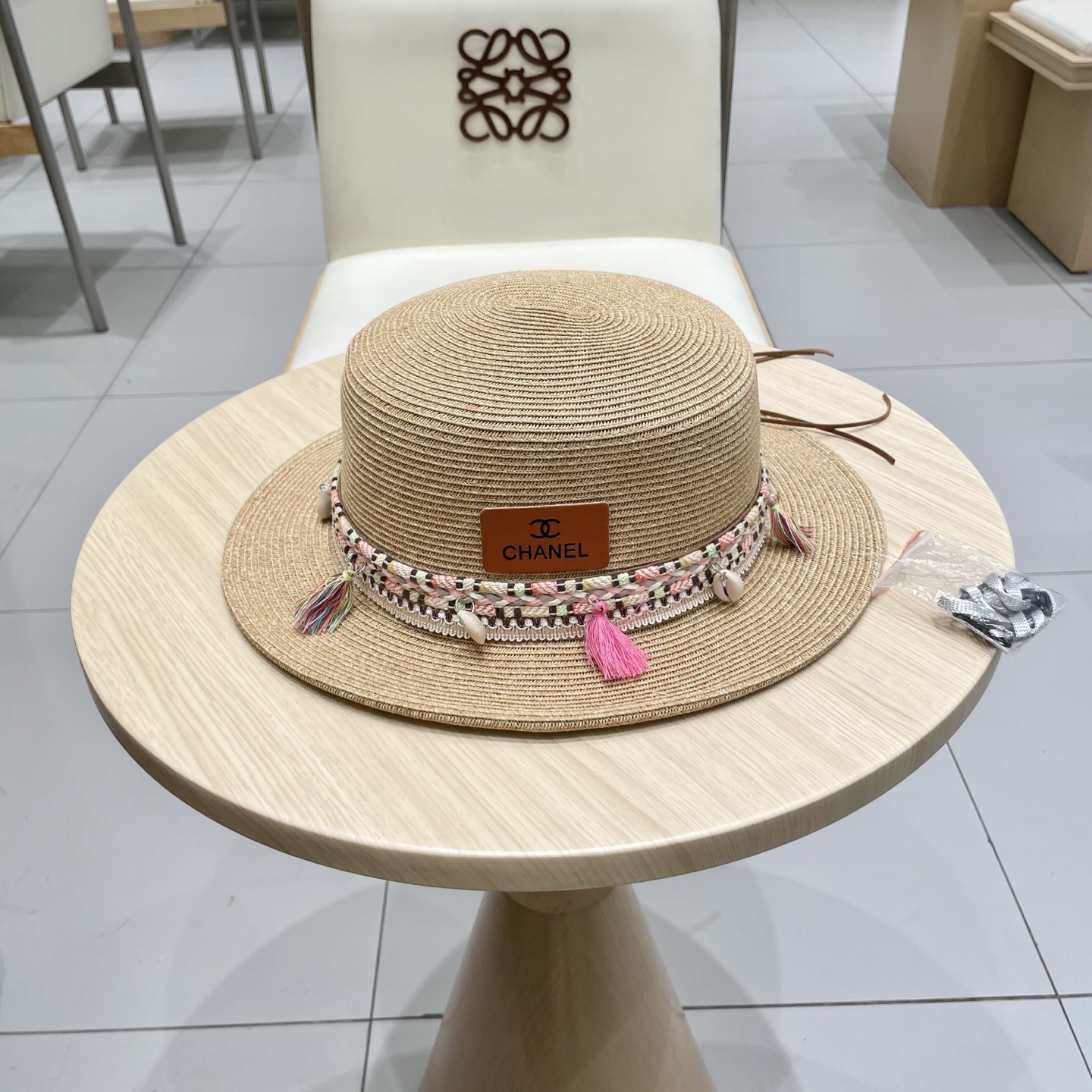 NO:228037,Chanel Chanel new flat top straw hat, fine straw making, super hat hat, straw hat fisherman hat baseball hat, hat, chanel, chanel, espadrilles, hats19860909Chanel香奈儿新款平顶草帽,细草制作,帽型超赞帽子草帽渔夫帽棒球帽,帽子,chanel,chanel,espadrilles,hats,hat