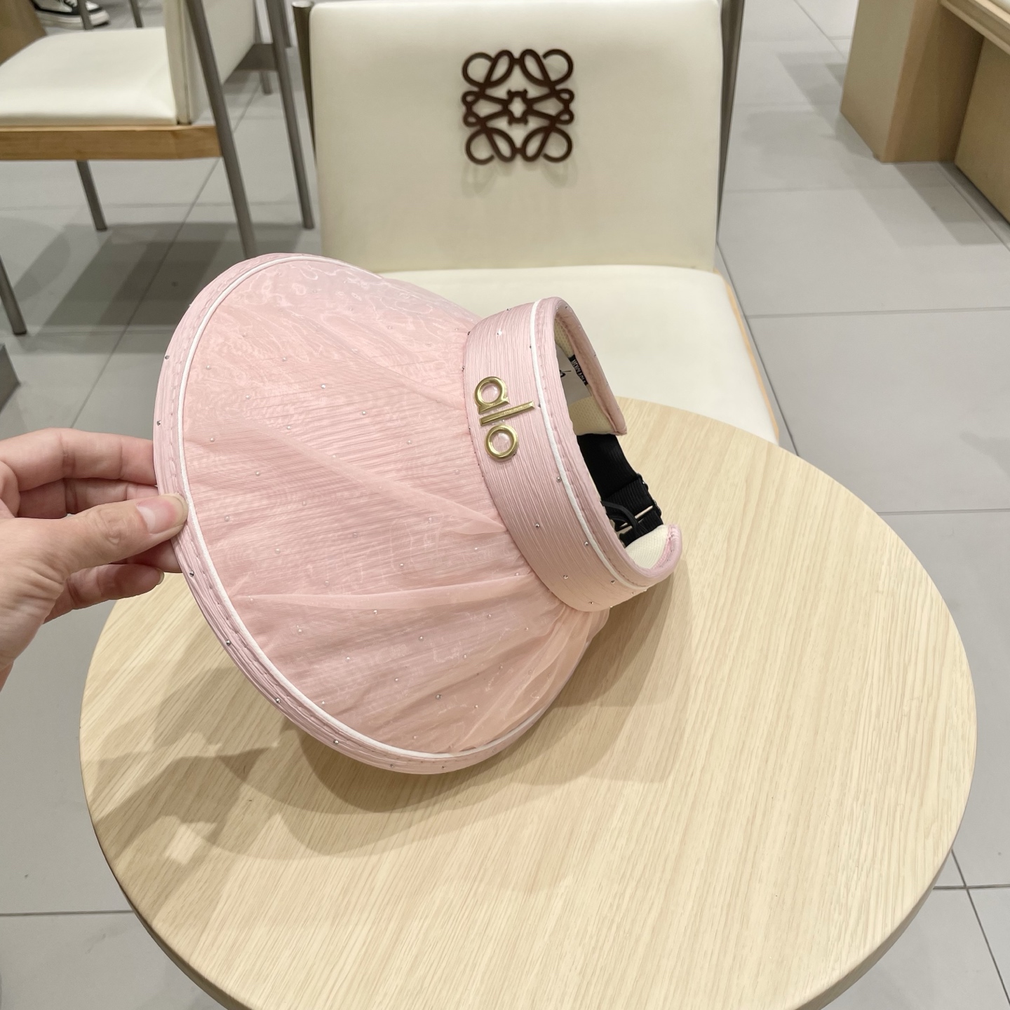 alo新款空顶帽
定制超薄纯棉面料，简约时尚更透气，最新版的大全套辅料，
现货秒发