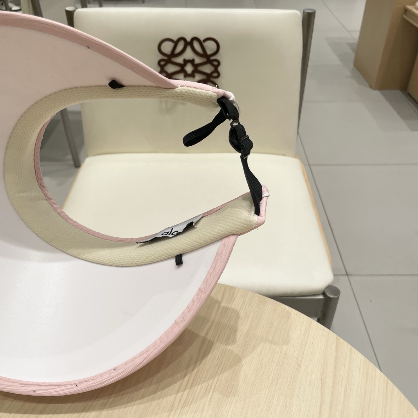 alo新款空顶帽
定制超薄纯棉面料，简约时尚更透气，最新版的大全套辅料，
现货秒发