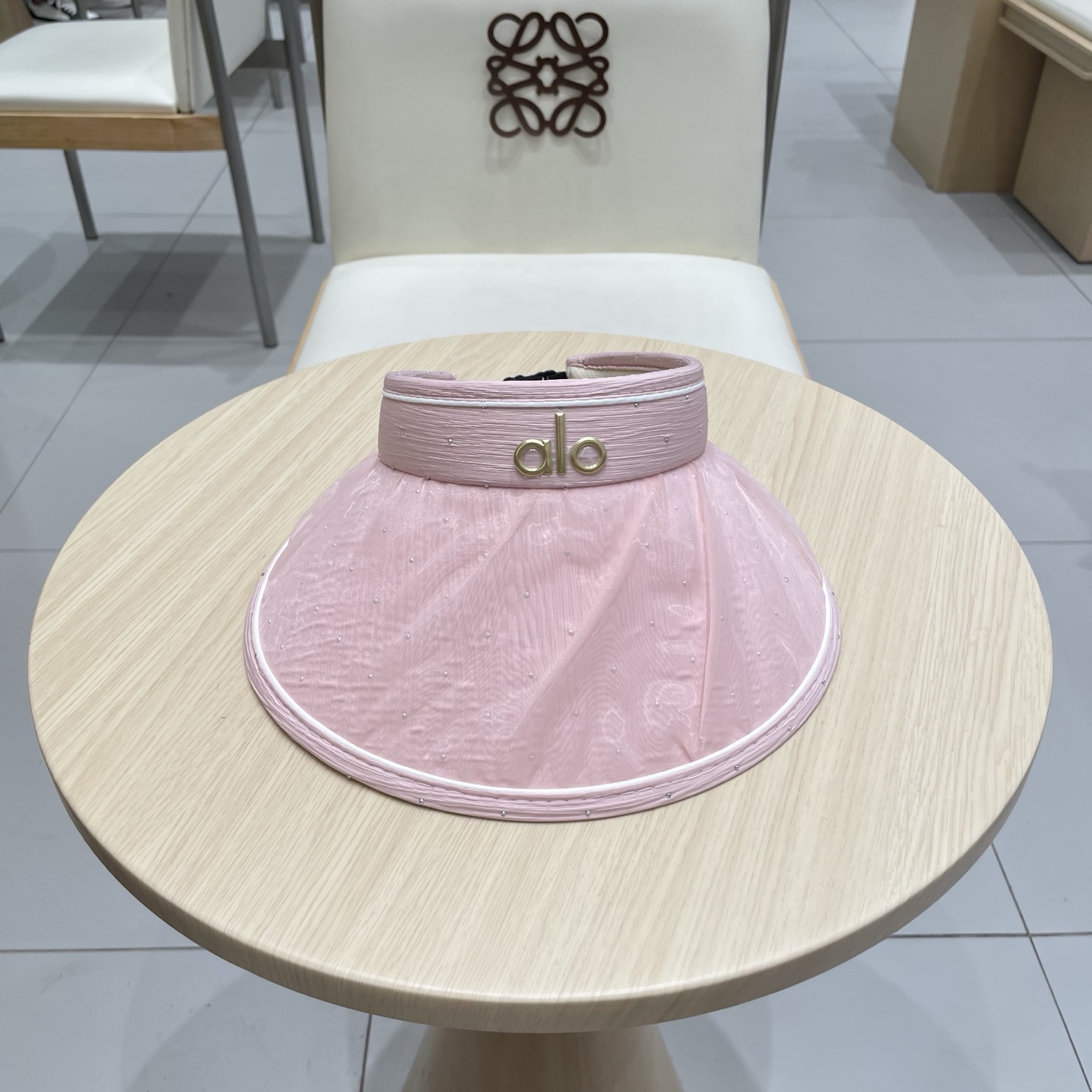 alo新款空顶帽
定制超薄纯棉面料，简约时尚更透气，最新版的大全套辅料，
现货秒发