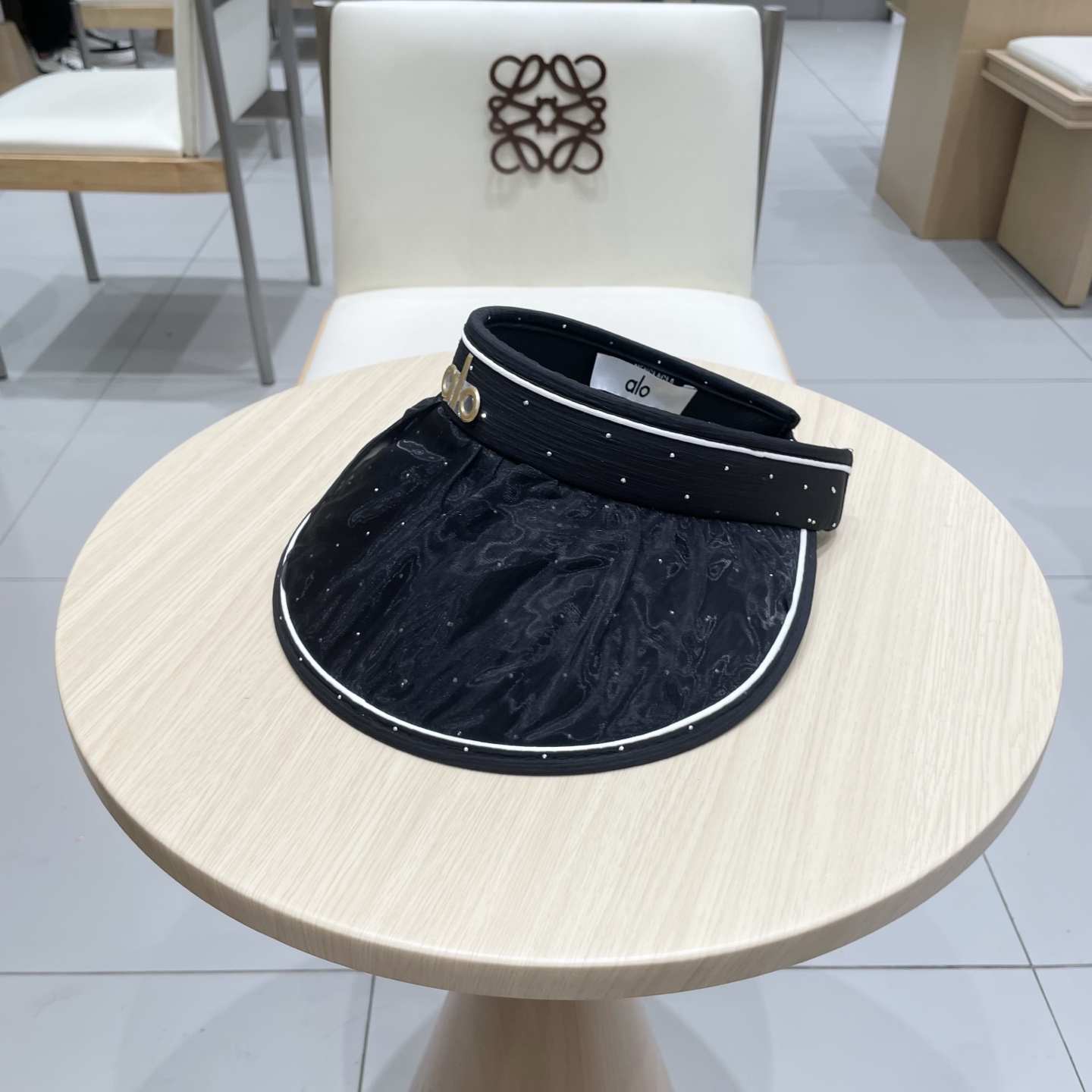 alo新款空顶帽
定制超薄纯棉面料，简约时尚更透气，最新版的大全套辅料，
现货秒发