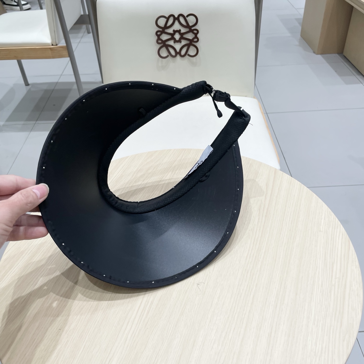 alo新款空顶帽
定制超薄纯棉面料，简约时尚更透气，最新版的大全套辅料，
现货秒发