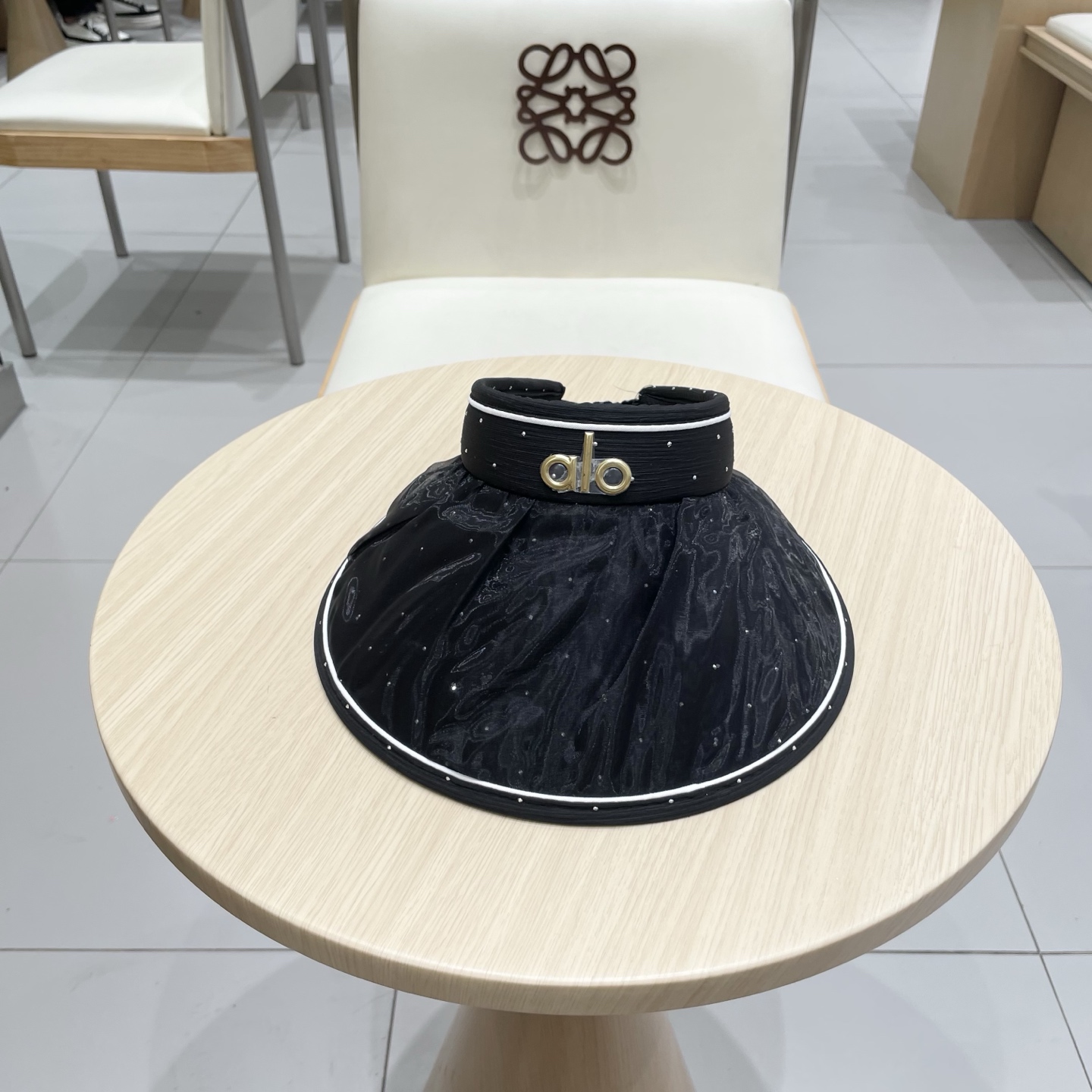 alo新款空顶帽
定制超薄纯棉面料，简约时尚更透气，最新版的大全套辅料，
现货秒发