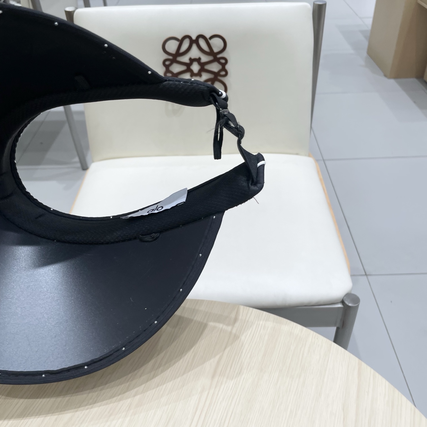 alo新款空顶帽
定制超薄纯棉面料，简约时尚更透气，最新版的大全套辅料，
现货秒发