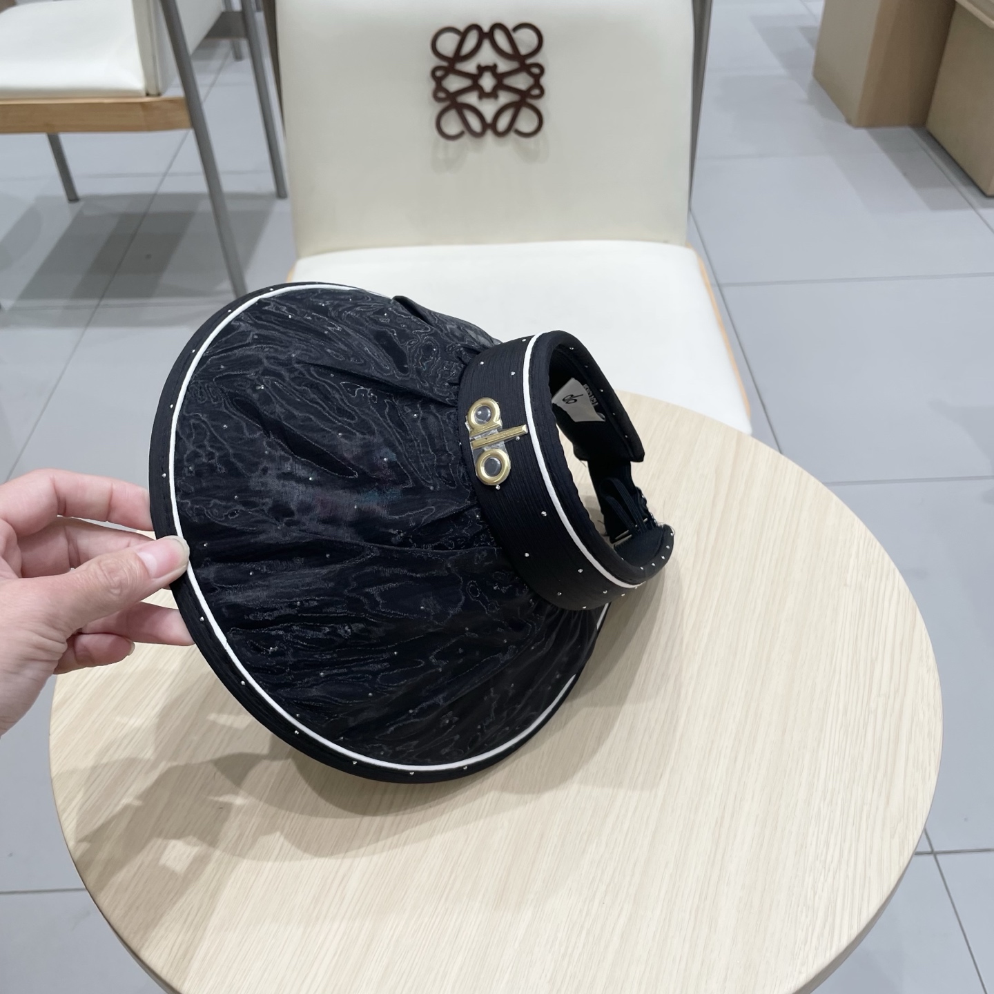 alo新款空顶帽
定制超薄纯棉面料，简约时尚更透气，最新版的大全套辅料，
现货秒发