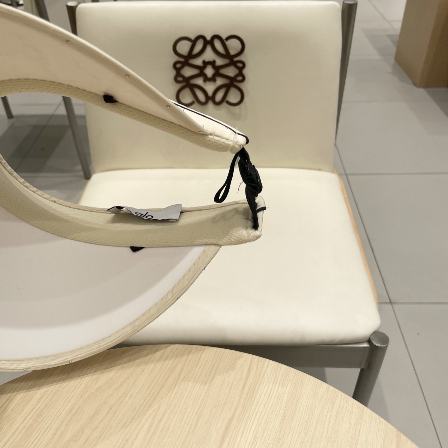 alo新款空顶帽
定制超薄纯棉面料，简约时尚更透气，最新版的大全套辅料，
现货秒发