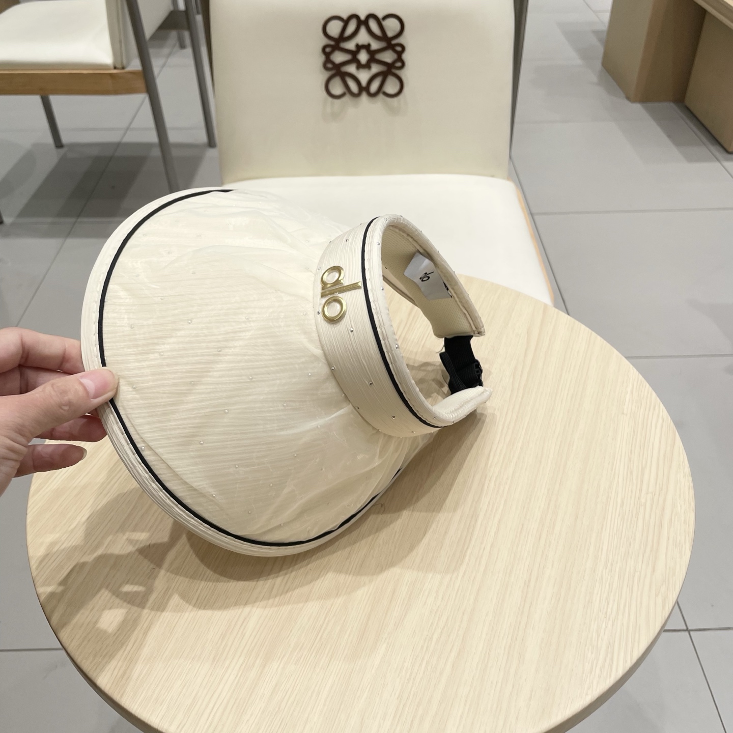 alo新款空顶帽
定制超薄纯棉面料，简约时尚更透气，最新版的大全套辅料，
现货秒发