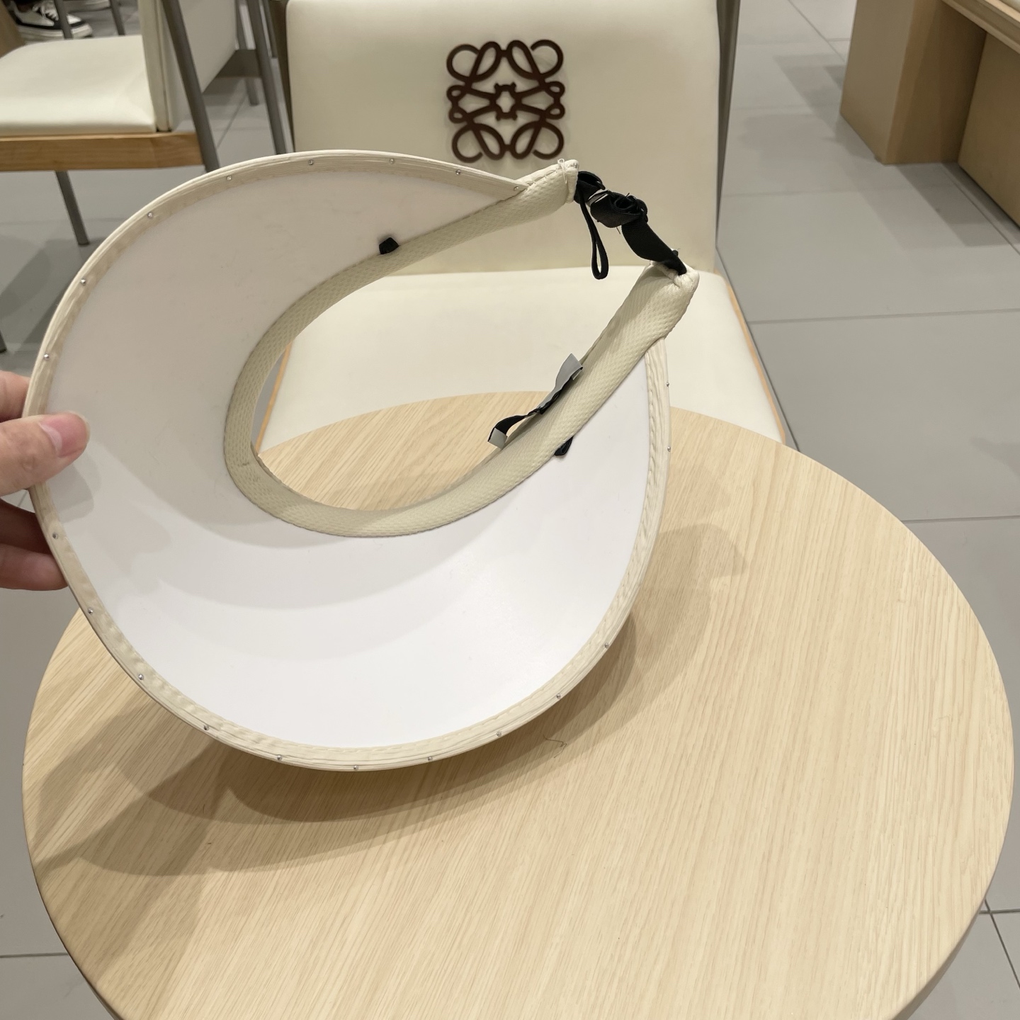 alo新款空顶帽
定制超薄纯棉面料，简约时尚更透气，最新版的大全套辅料，
现货秒发