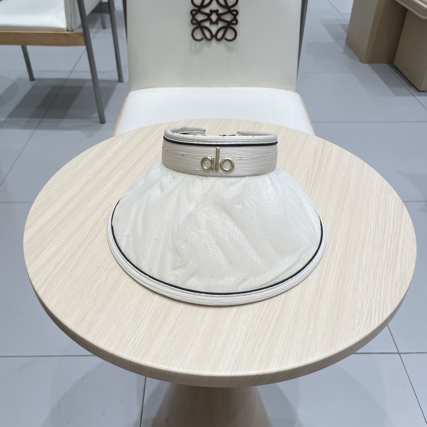 alo新款空顶帽
定制超薄纯棉面料，简约时尚更透气，最新版的大全套辅料，
现货秒发