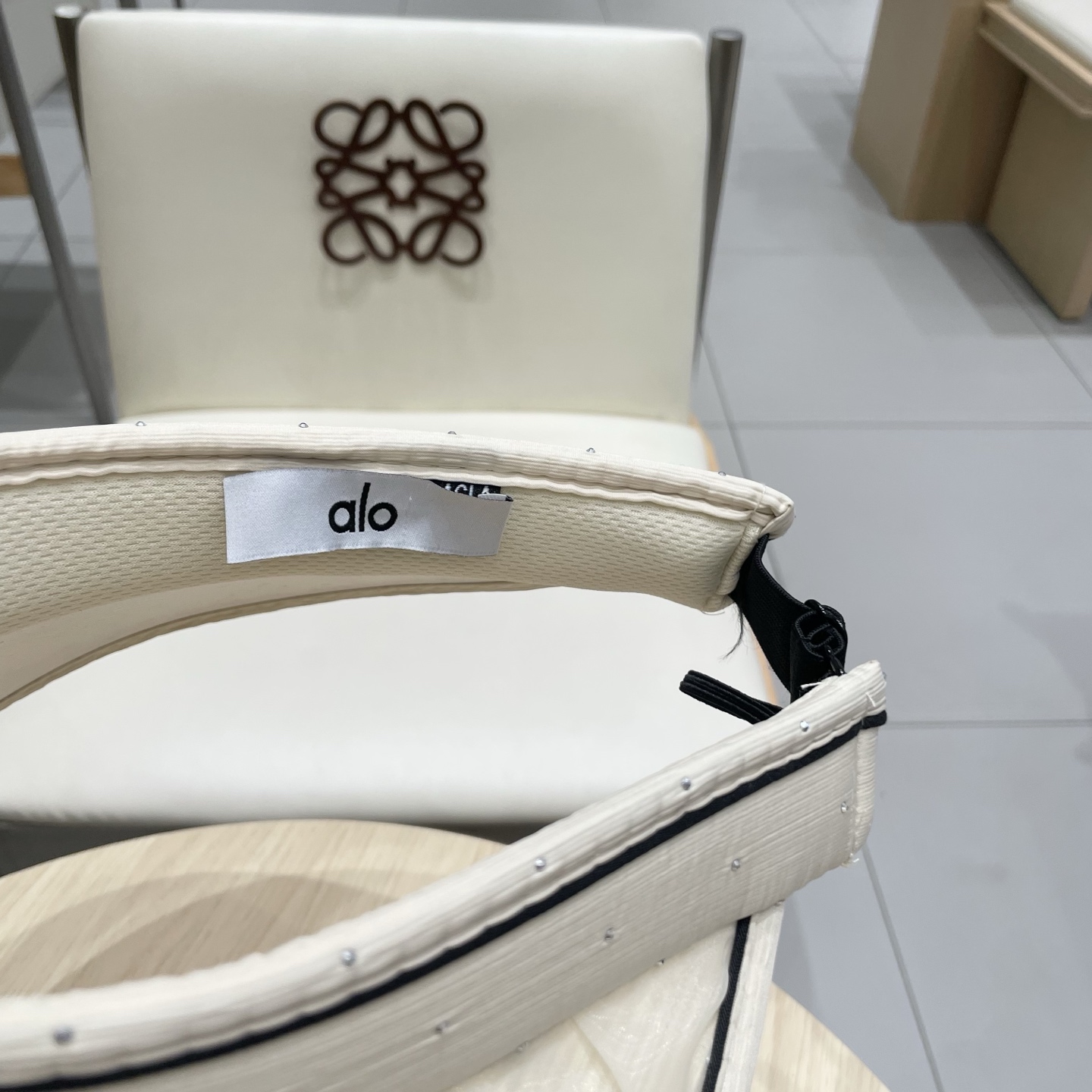 alo新款空顶帽
定制超薄纯棉面料，简约时尚更透气，最新版的大全套辅料，
现货秒发