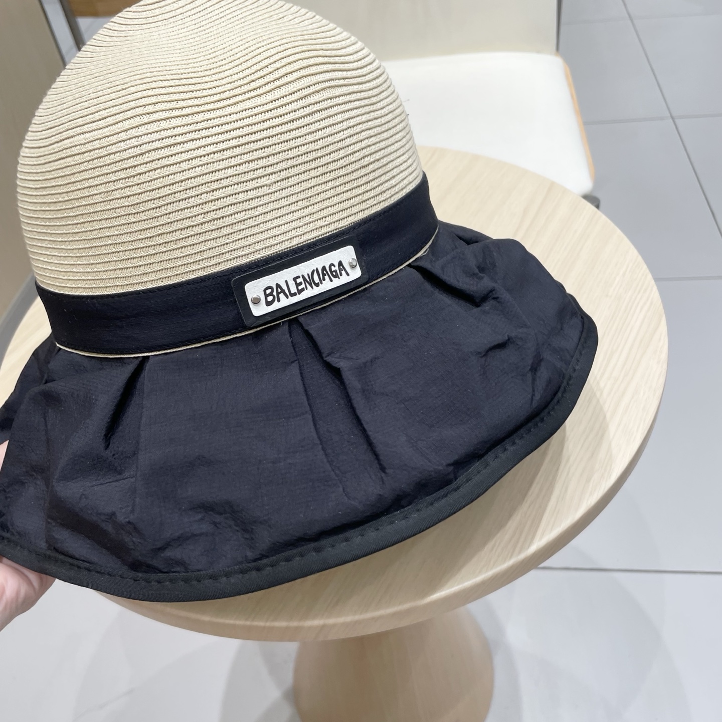  BALENCIAGA巴黎世家夏季防晒帽女子2025新款出游防紫外线大檐遮阳脸蝴蝶结太阳渔夫帽