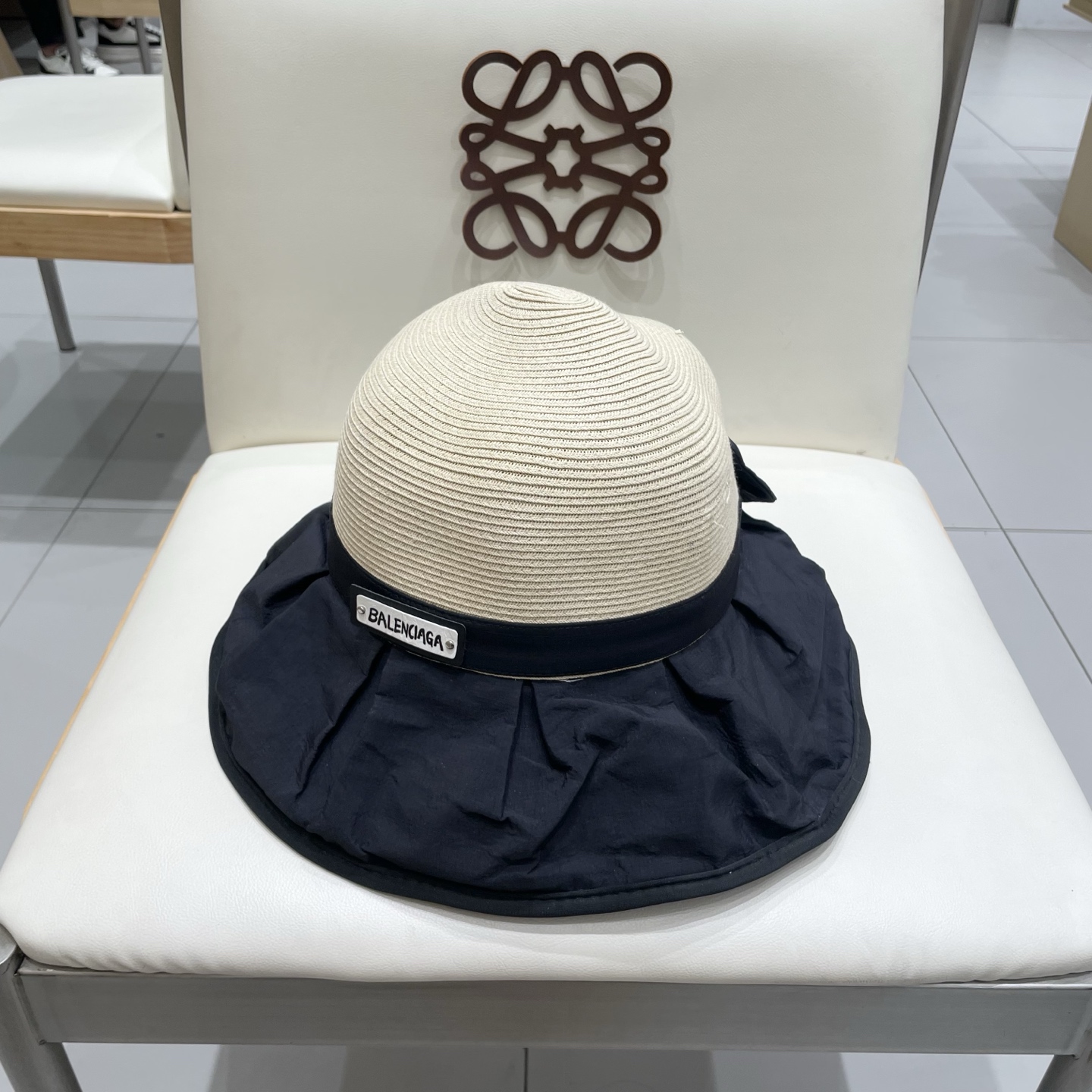  BALENCIAGA巴黎世家夏季防晒帽女子2025新款出游防紫外线大檐遮阳脸蝴蝶结太阳渔夫帽