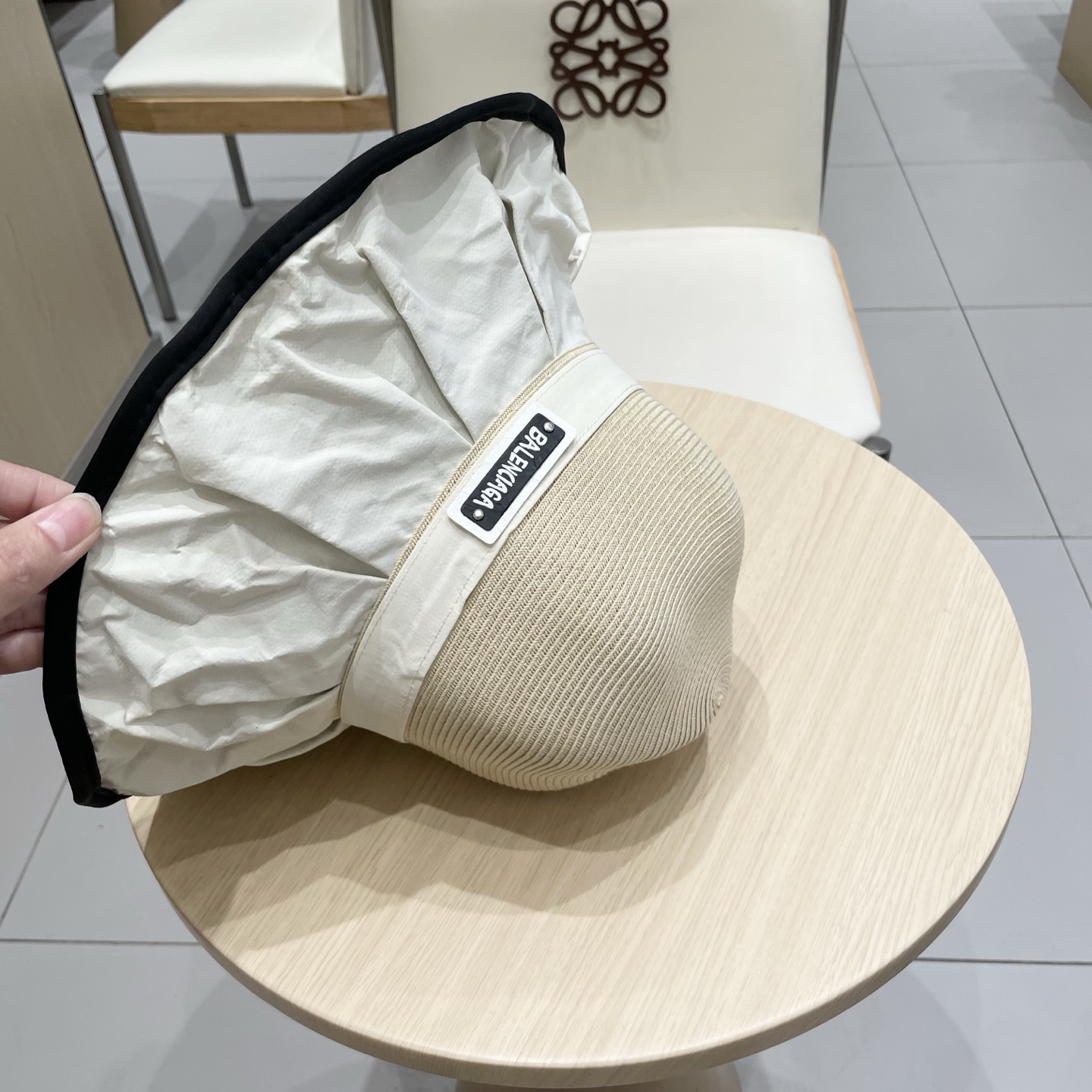  BALENCIAGA巴黎世家夏季防晒帽女子2025新款出游防紫外线大檐遮阳脸蝴蝶结太阳渔夫帽