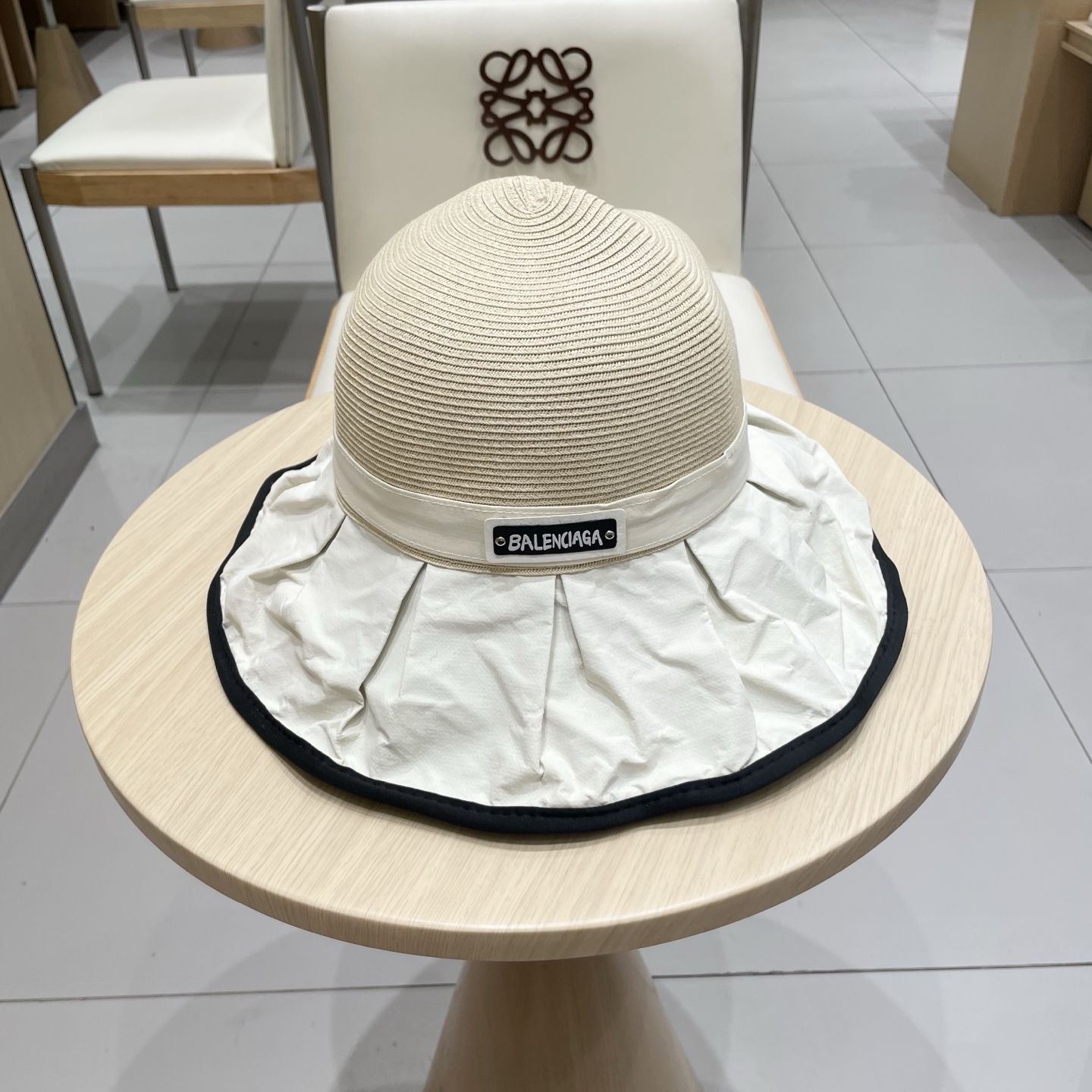  BALENCIAGA巴黎世家夏季防晒帽女子2025新款出游防紫外线大檐遮阳脸蝴蝶结太阳渔夫帽