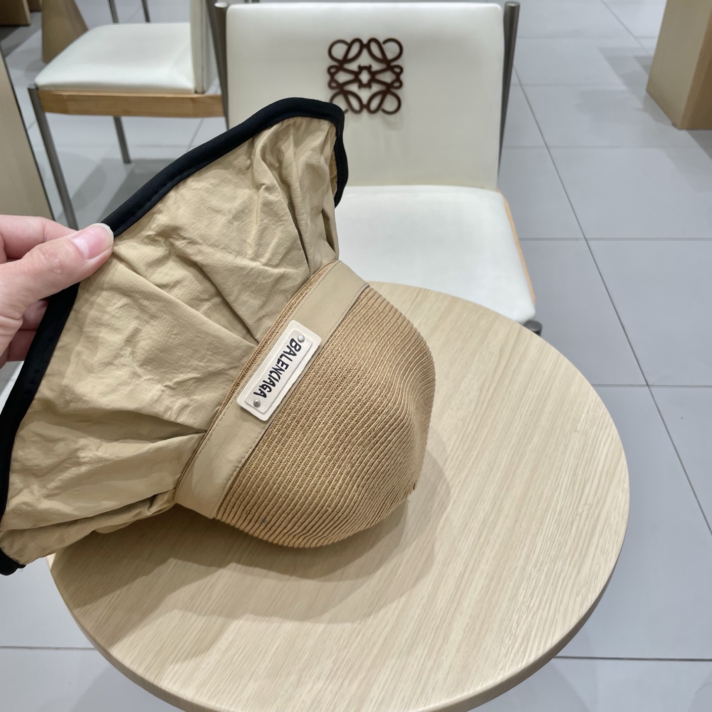 BALENCIAGA巴黎世家夏季防晒帽女子2025新款出游防紫外线大檐遮阳脸蝴蝶结太阳渔夫帽
