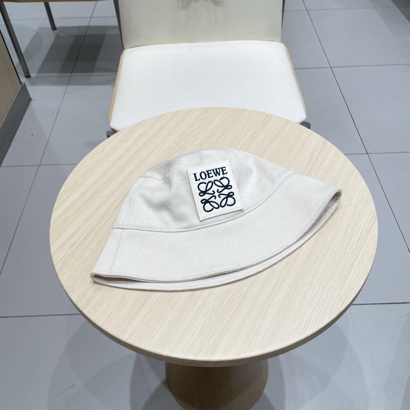  罗意威个性渔夫帽，一款很优秀的休闲渔夫帽
质感复古潮味十足，很强的街拍风，帅！
一年四季都可以佩戴！
