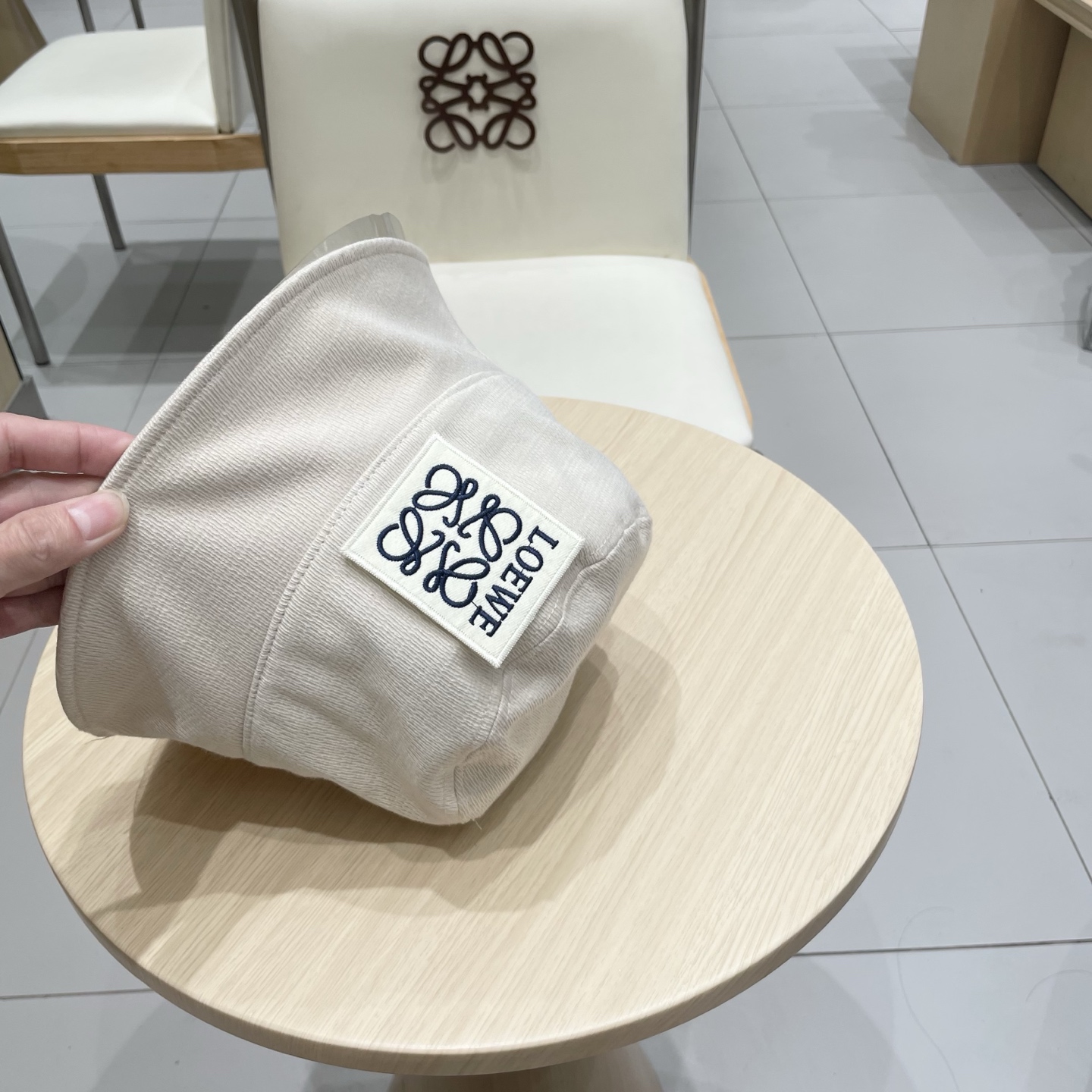  罗意威个性渔夫帽，一款很优秀的休闲渔夫帽
质感复古潮味十足，很强的街拍风，帅！
一年四季都可以佩戴！
