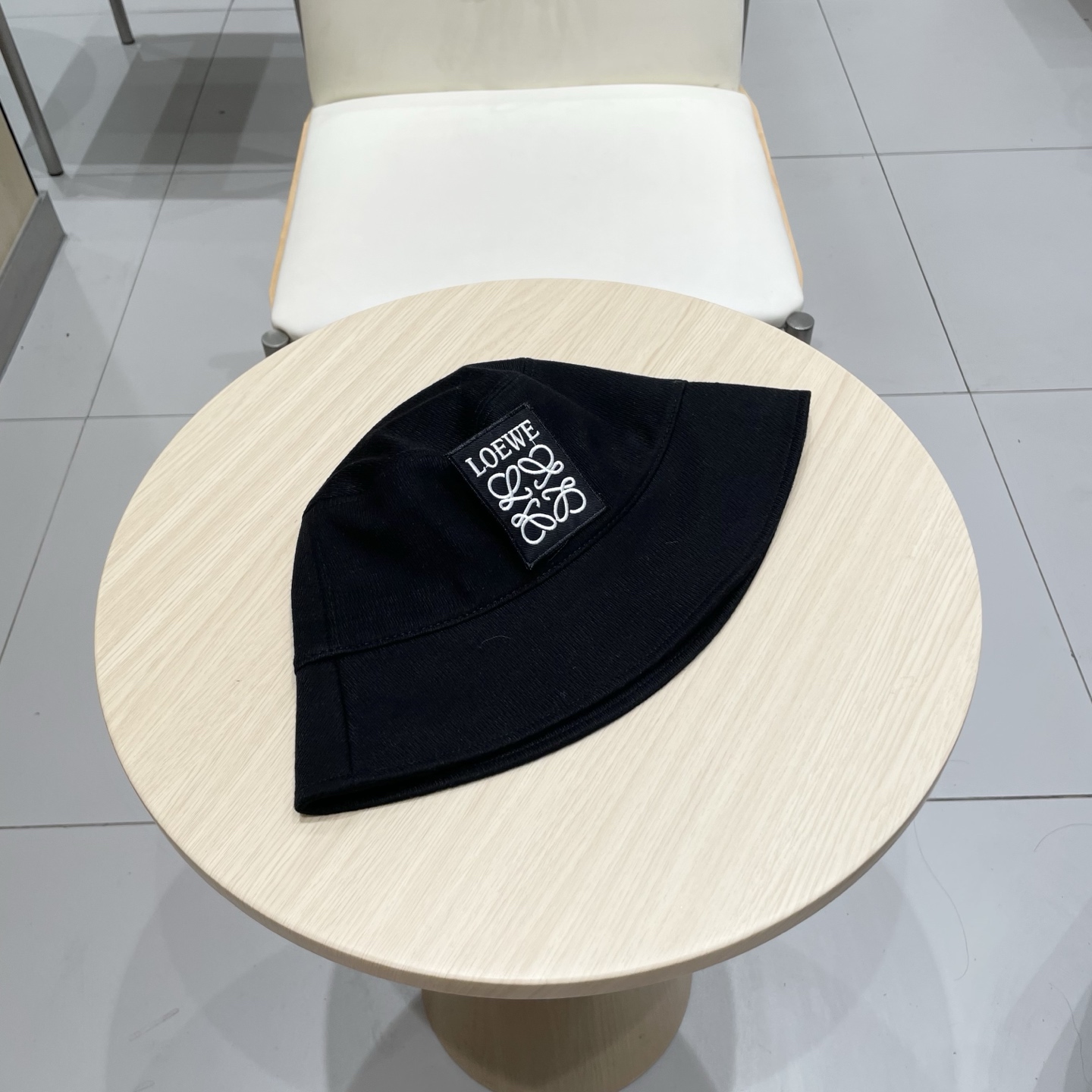  罗意威个性渔夫帽，一款很优秀的休闲渔夫帽
质感复古潮味十足，很强的街拍风，帅！
一年四季都可以佩戴！
