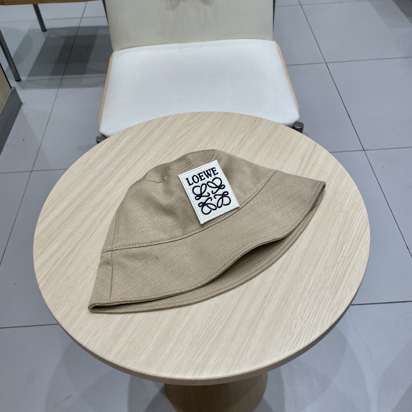  罗意威个性渔夫帽，一款很优秀的休闲渔夫帽
质感复古潮味十足，很强的街拍风，帅！
一年四季都可以佩戴！
