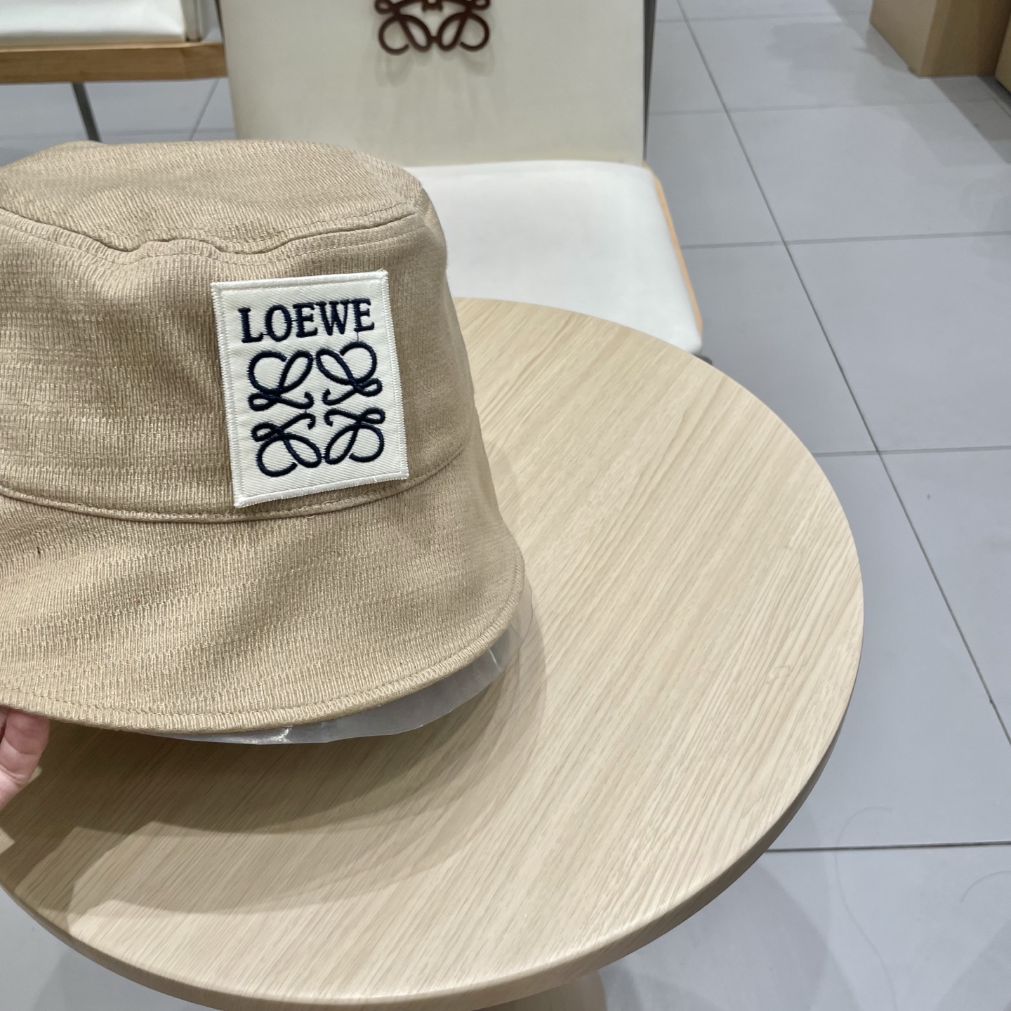  罗意威个性渔夫帽，一款很优秀的休闲渔夫帽
质感复古潮味十足，很强的街拍风，帅！
一年四季都可以佩戴！
