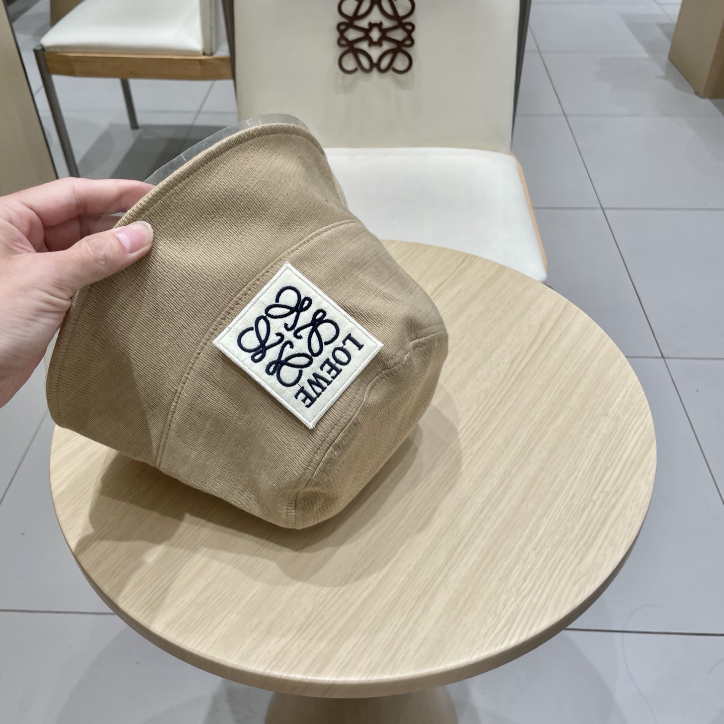  罗意威个性渔夫帽，一款很优秀的休闲渔夫帽
质感复古潮味十足，很强的街拍风，帅！
一年四季都可以佩戴！
