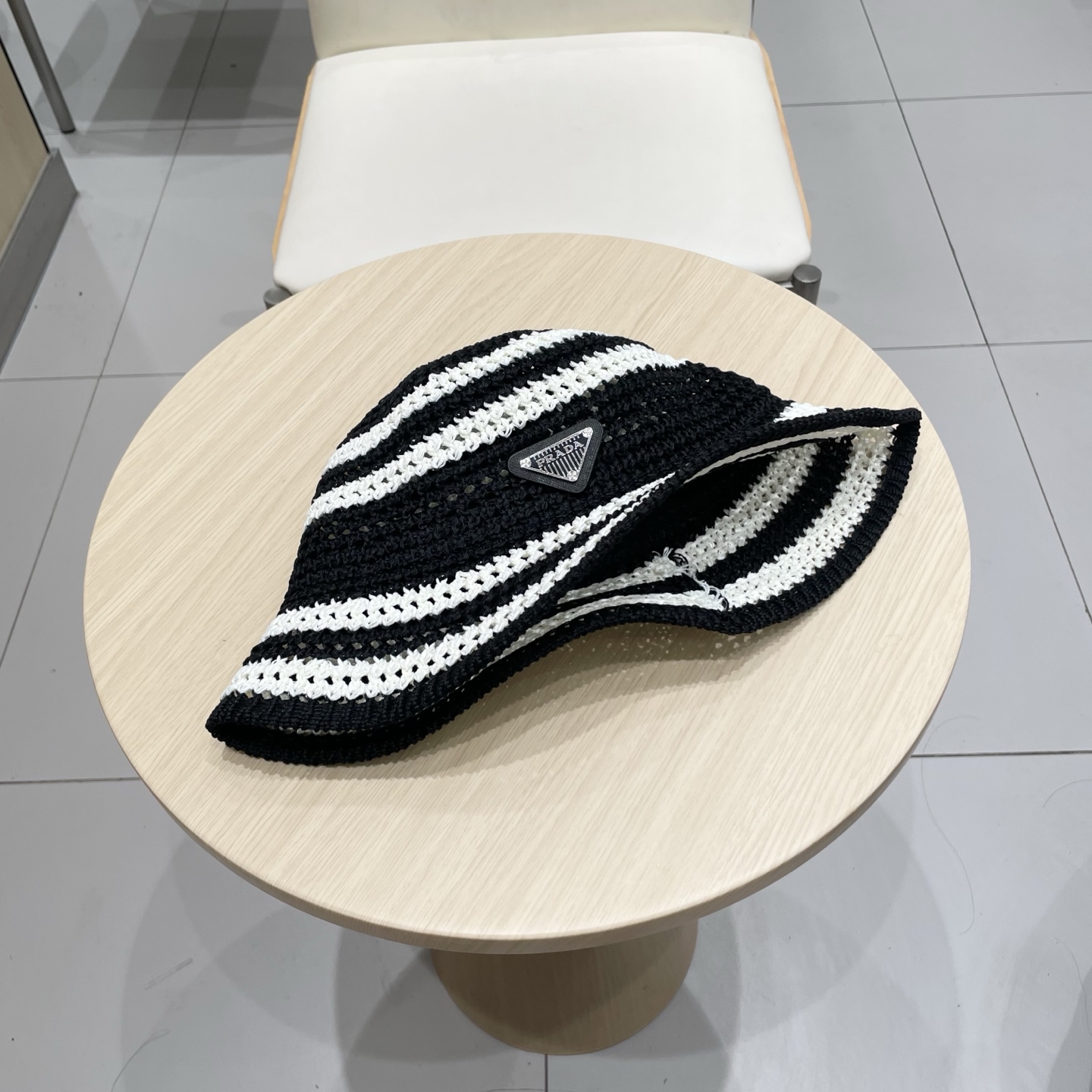  Prada普拉达 休闲时尚防晒盆帽夏季大头围显脸小镂空编织条纹渔夫帽女