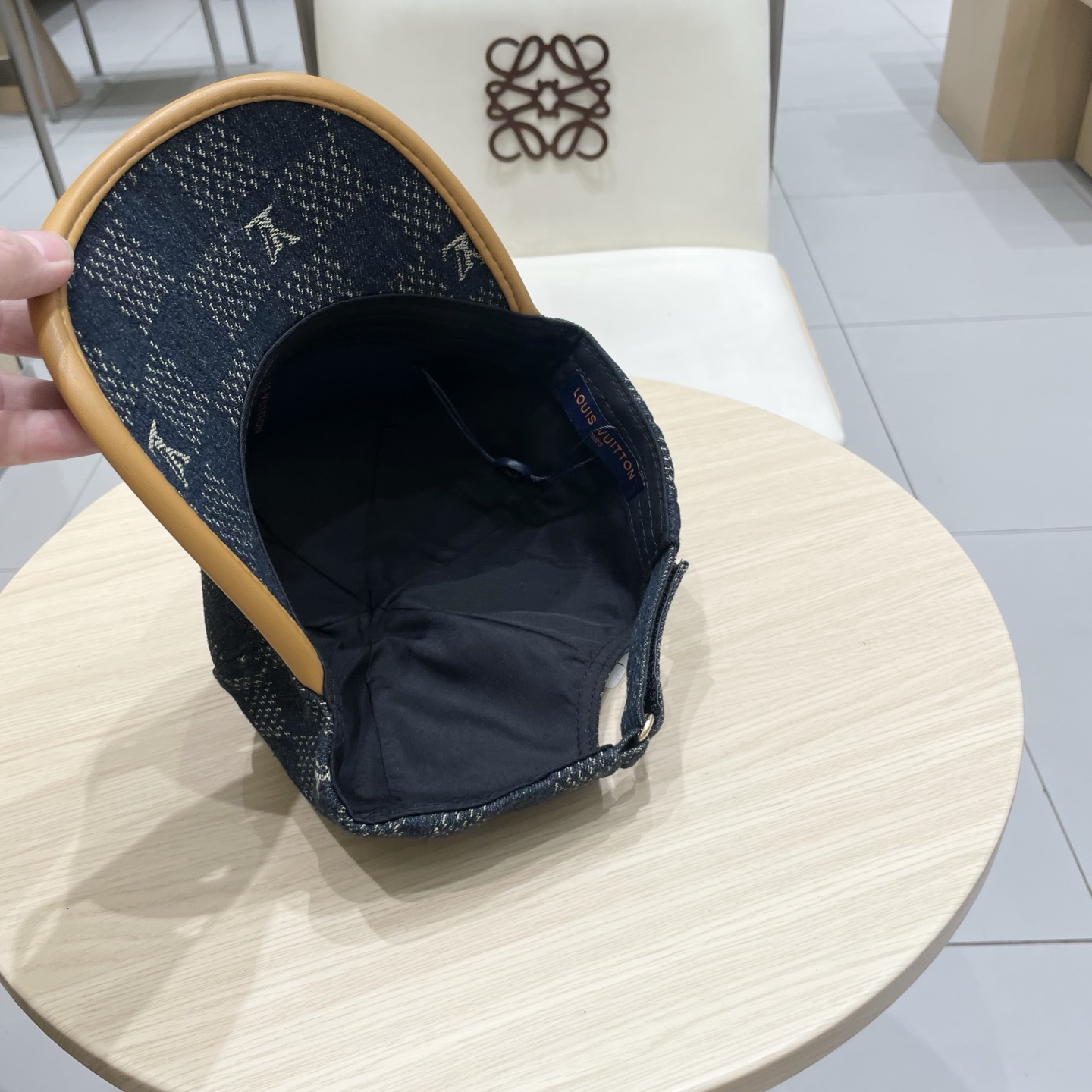  🧢路易威登棒球帽 LouisVuitton😍新款LV棒球帽，重工打造♥️高端大气，百搭款🤗男女通用！跑