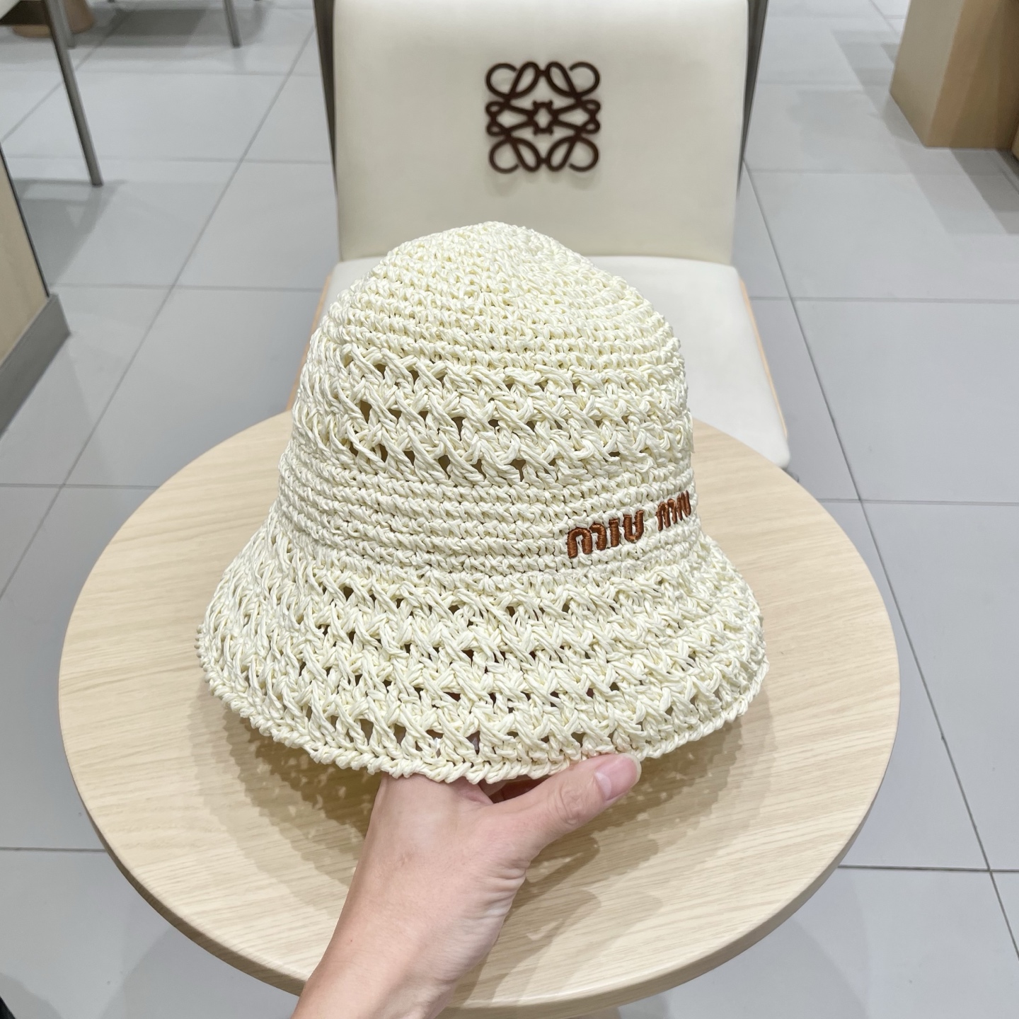   Miu Miu/缪缪 25春夏 字母刺绣logo 女士 镂空渔夫帽 