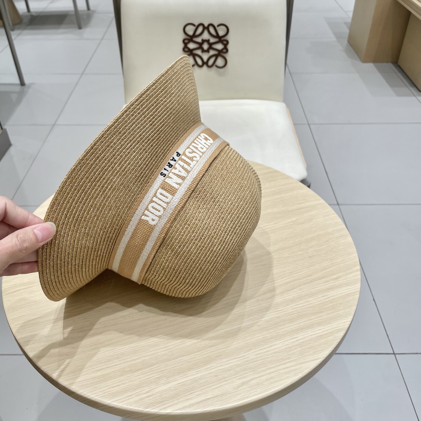  DIOR迪奥
平顶帽采用台湾细辫草制作 百搭不挑脸型
平沿相对不遮挡视线 更加实用 日常和旅行都好戴 