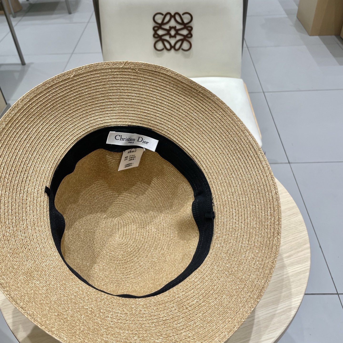  DIOR迪奥
平顶帽采用台湾细辫草制作 百搭不挑脸型
平沿相对不遮挡视线 更加实用 日常和旅行都好戴 