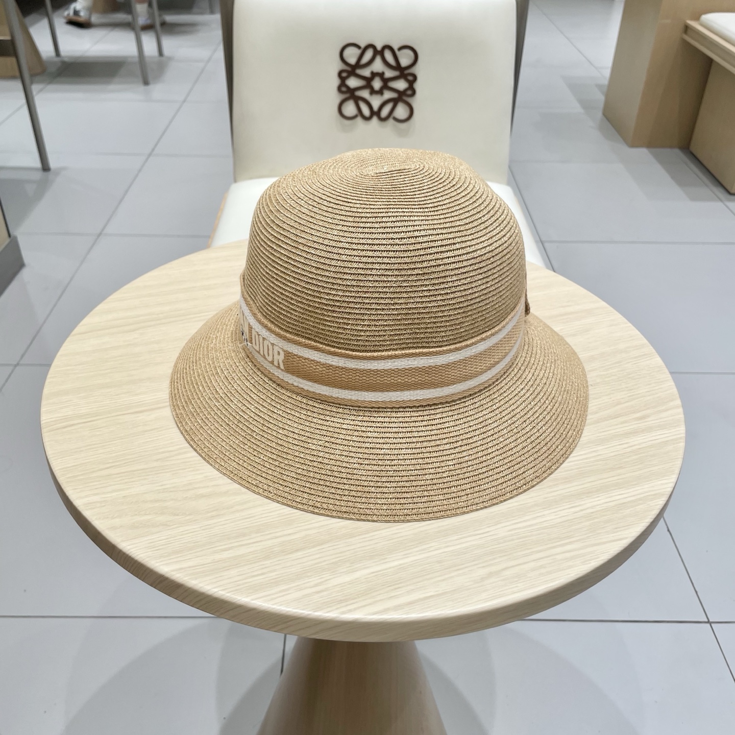  DIOR迪奥
平顶帽采用台湾细辫草制作 百搭不挑脸型
平沿相对不遮挡视线 更加实用 日常和旅行都好戴 