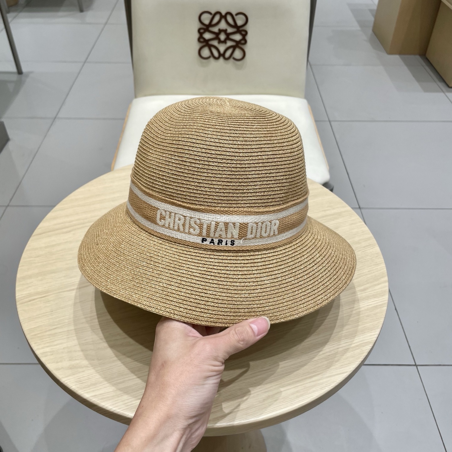  DIOR迪奥
平顶帽采用台湾细辫草制作 百搭不挑脸型
平沿相对不遮挡视线 更加实用 日常和旅行都好戴 